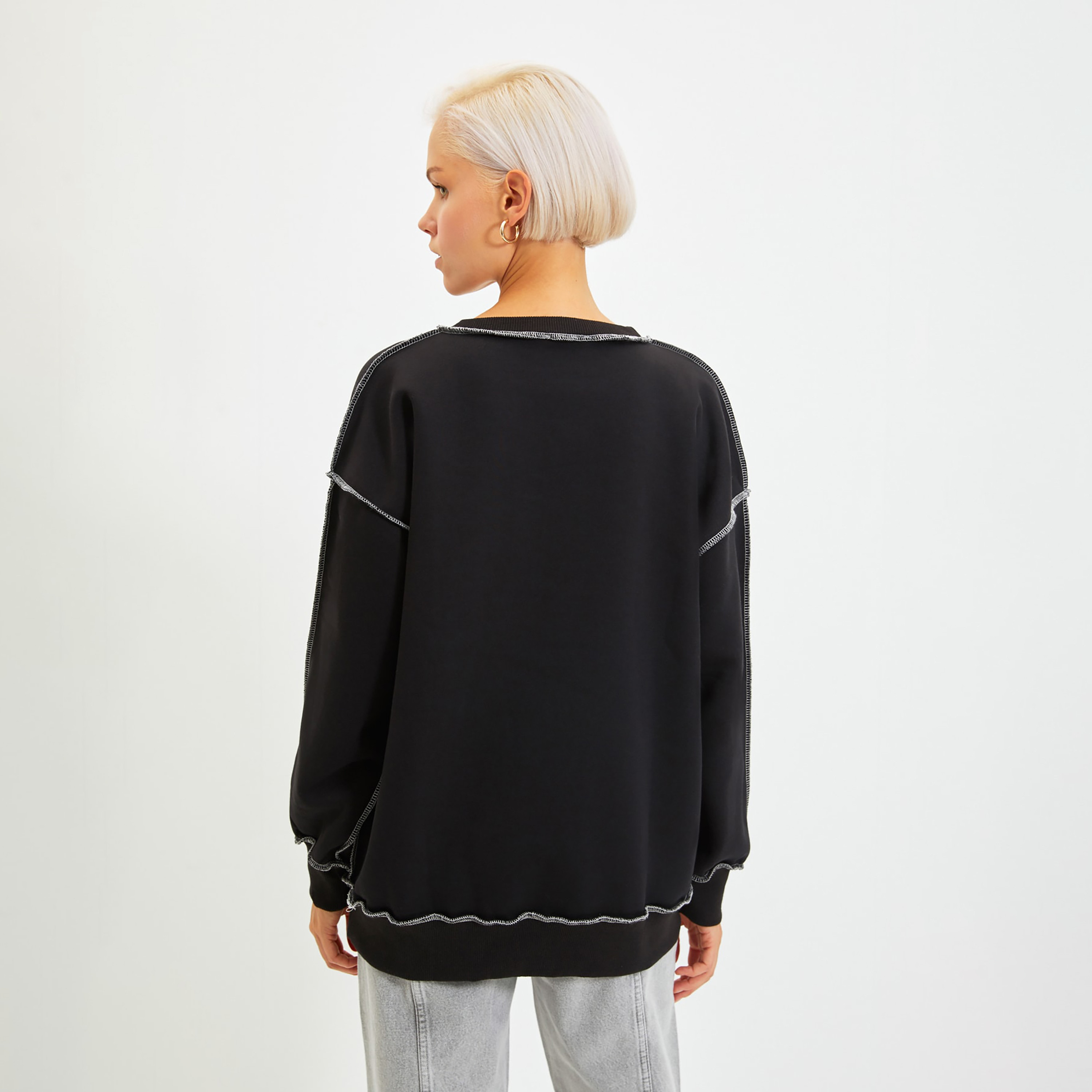 سويت شيرت حريمي أسود بأكتاف مسدلة وحياكة أوفرلوك متباينة من ترينديول ميلا-women-clothing-hoodiesandsweatshirts-sweatshirts-image-3