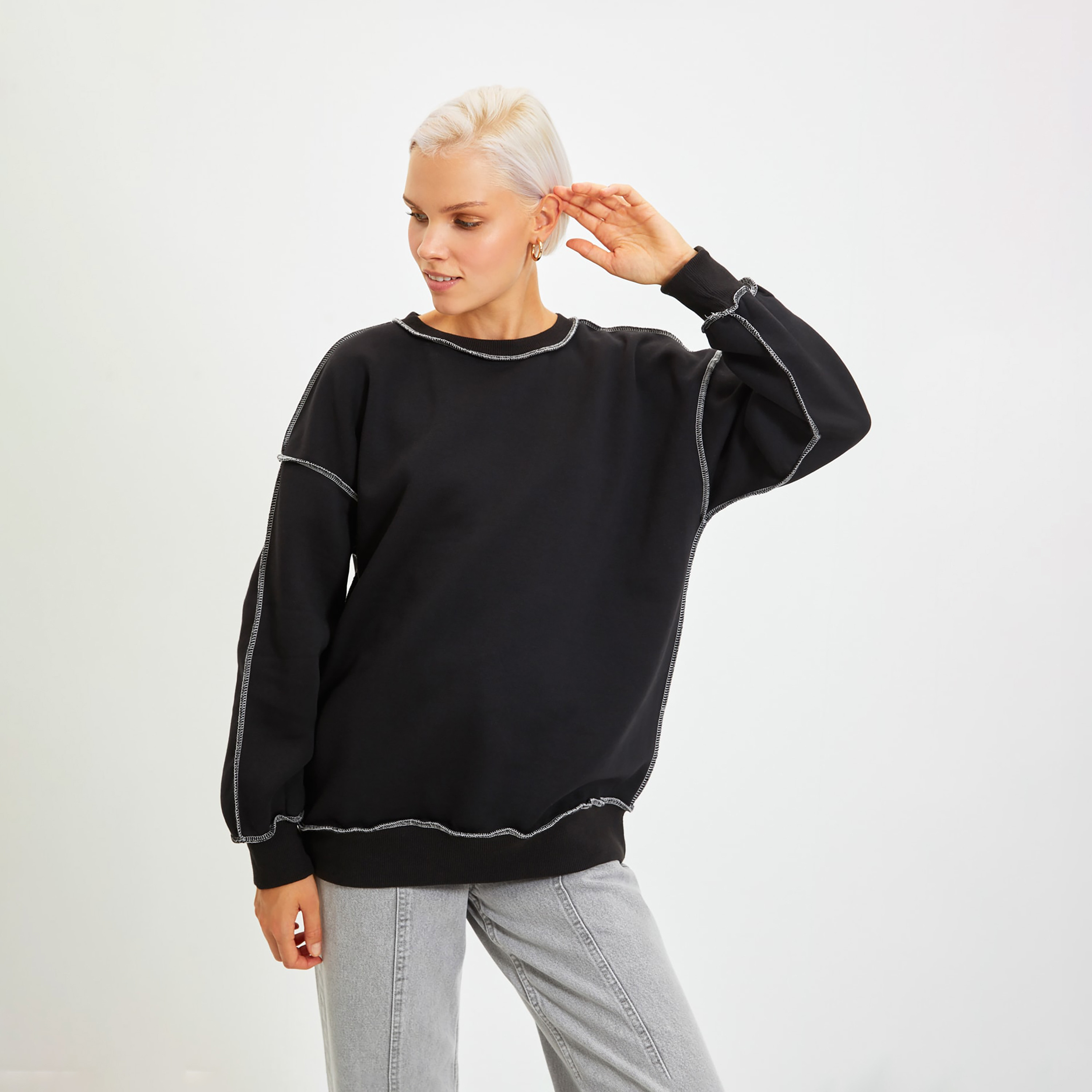 سويت شيرت حريمي أسود بأكتاف مسدلة وحياكة أوفرلوك متباينة من ترينديول ميلا-women-clothing-hoodiesandsweatshirts-sweatshirts-image-4