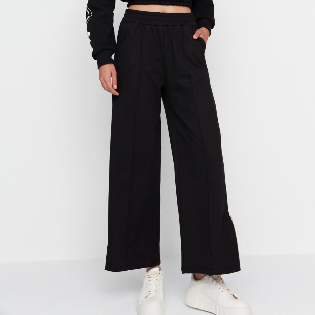 بنطال رياضي بحواف مشقوقة من ترينديول نسائي سادة مع أسود وجيوب مائلة-women-clothing-bottoms-trousers-image-1