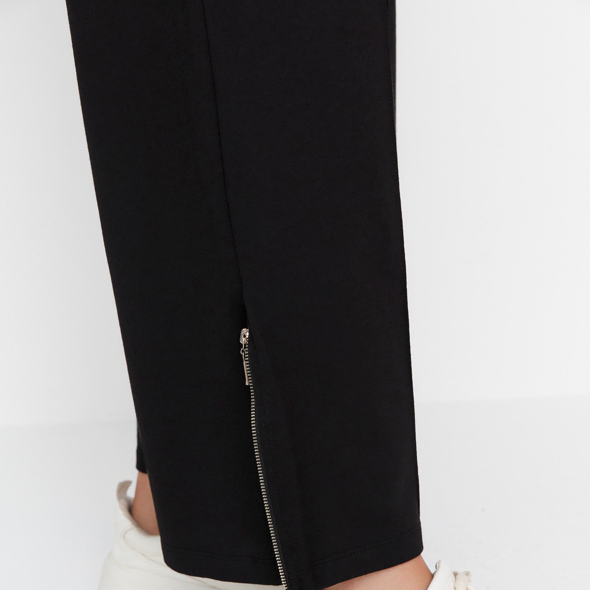بنطال رياضي بحواف مشقوقة من ترينديول نسائي سادة مع أسود وجيوب مائلة-women-clothing-bottoms-trousers-image-3