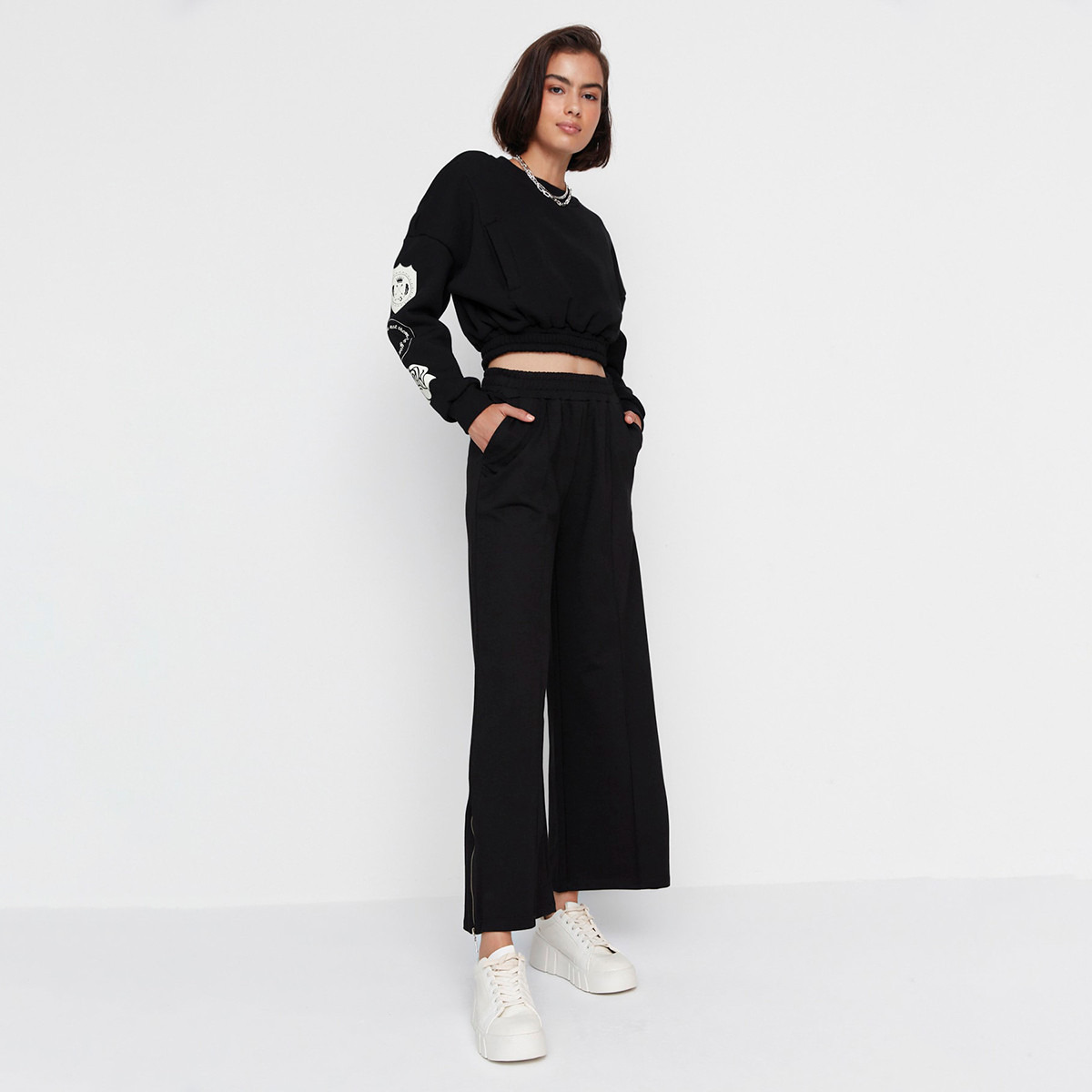 بنطال رياضي بحواف مشقوقة من ترينديول نسائي سادة مع أسود وجيوب مائلة-women-clothing-bottoms-trousers-image-4