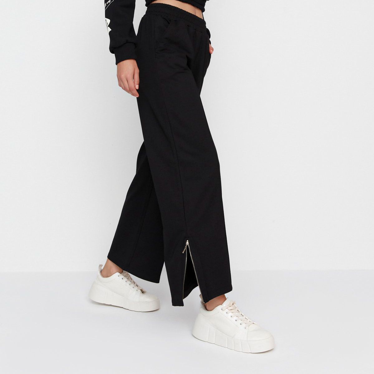 بنطال رياضي بحواف مشقوقة من ترينديول نسائي سادة مع أسود وجيوب مائلة-women-clothing-bottoms-trousers-image-5