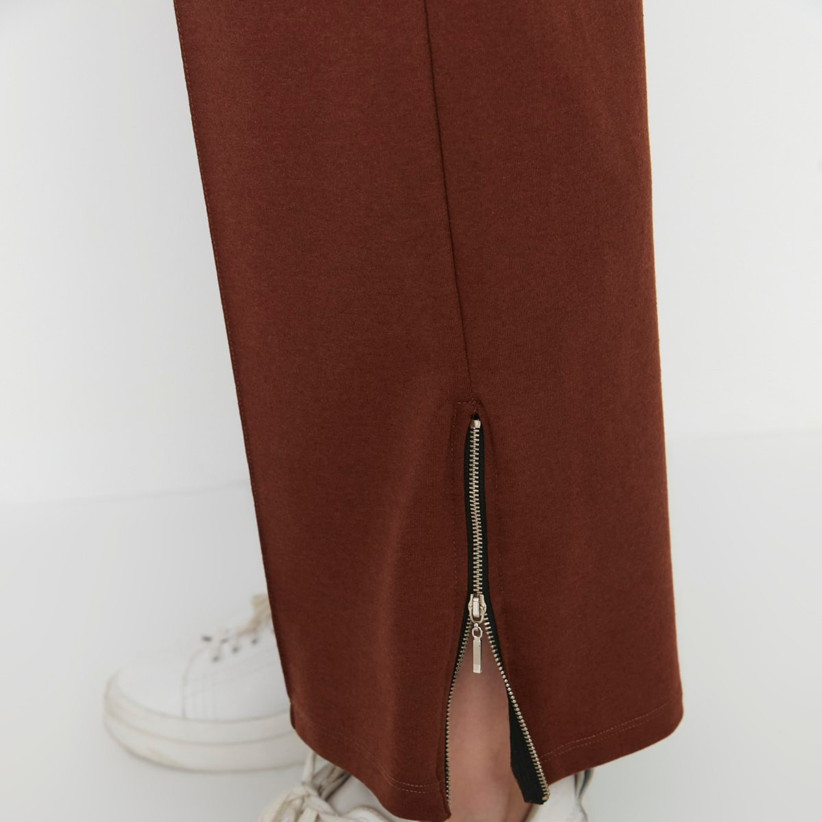 بنطال رياضي بحواف مشقوقة من ترينديول نسائي سادة مع أسود وجيوب مائلة-women-clothing-bottoms-trousers-image-8