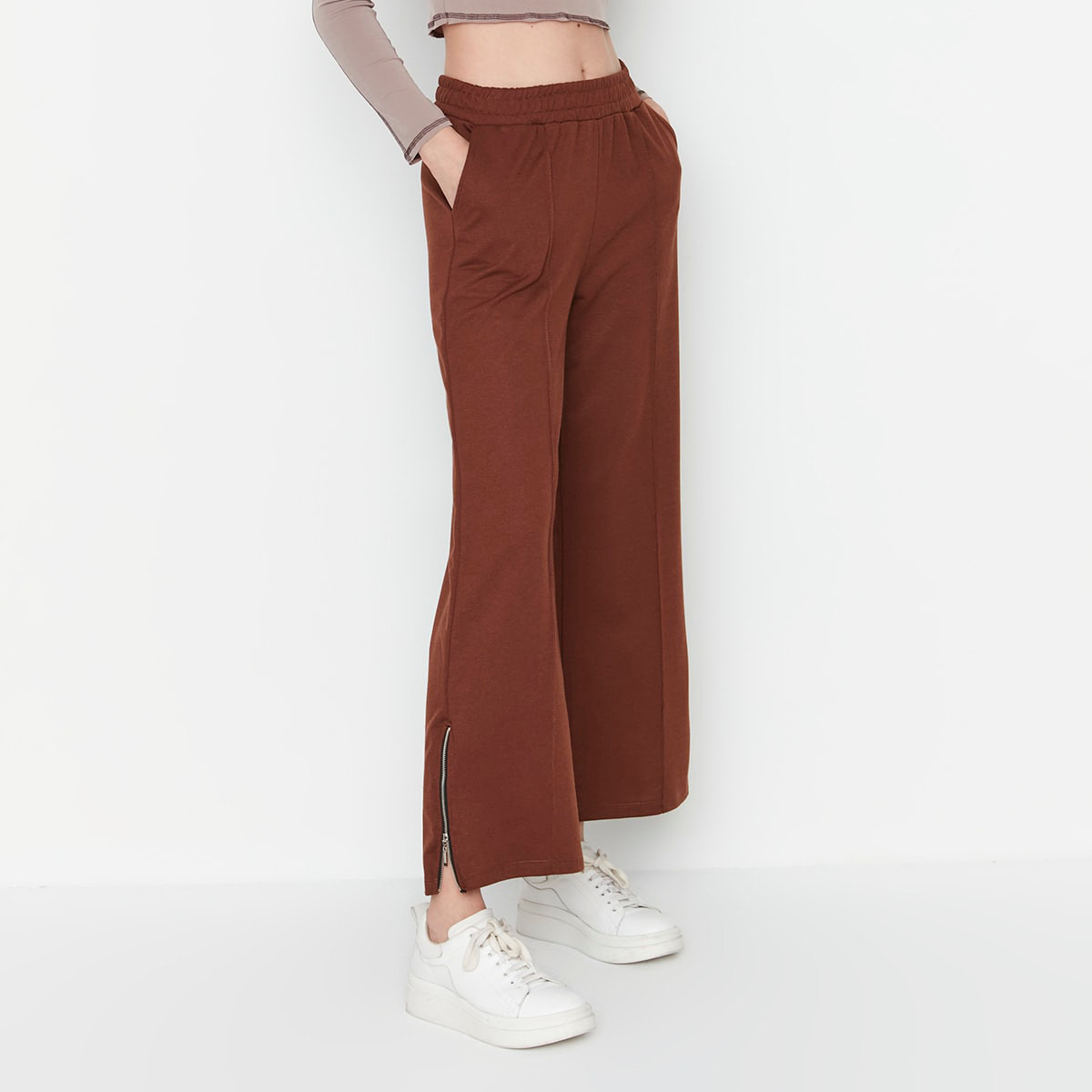 بنطال رياضي بحواف مشقوقة من ترينديول نسائي سادة مع أسود وجيوب مائلة-women-clothing-bottoms-trousers-image-10