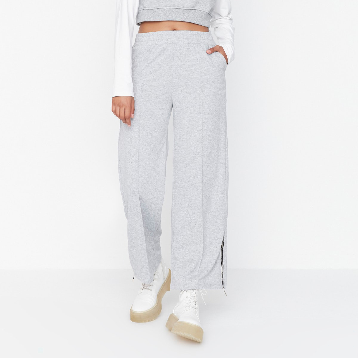 بنطال رياضي بحواف مشقوقة من ترينديول نسائي سادة مع أسود وجيوب مائلة-women-clothing-bottoms-trousers-image-13