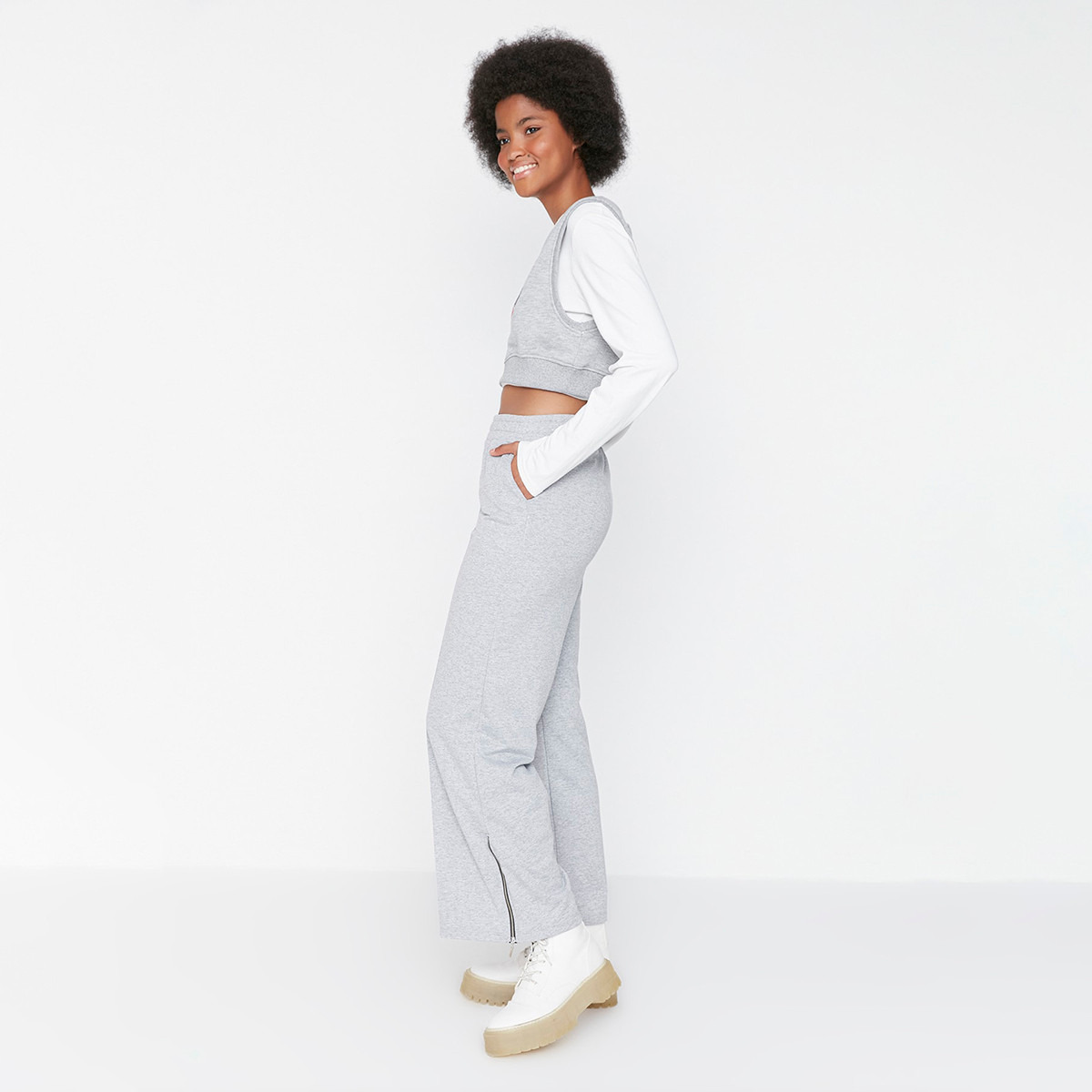 بنطال رياضي بحواف مشقوقة من ترينديول نسائي سادة مع أسود وجيوب مائلة-women-clothing-bottoms-trousers-image-15