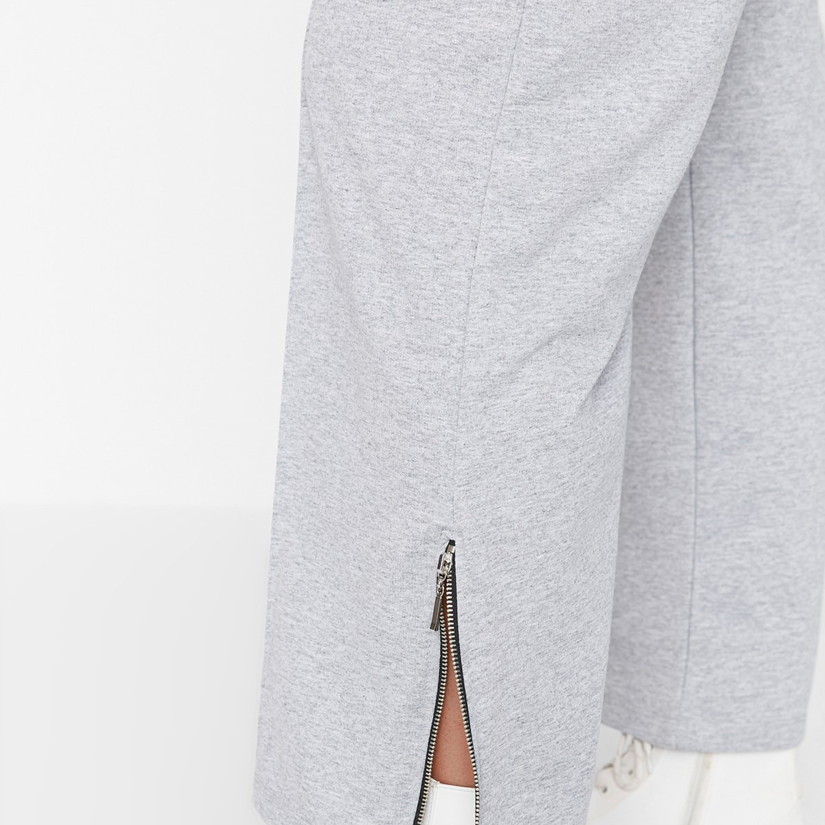 بنطال رياضي بحواف مشقوقة من ترينديول نسائي سادة مع أسود وجيوب مائلة-women-clothing-bottoms-trousers-image-16