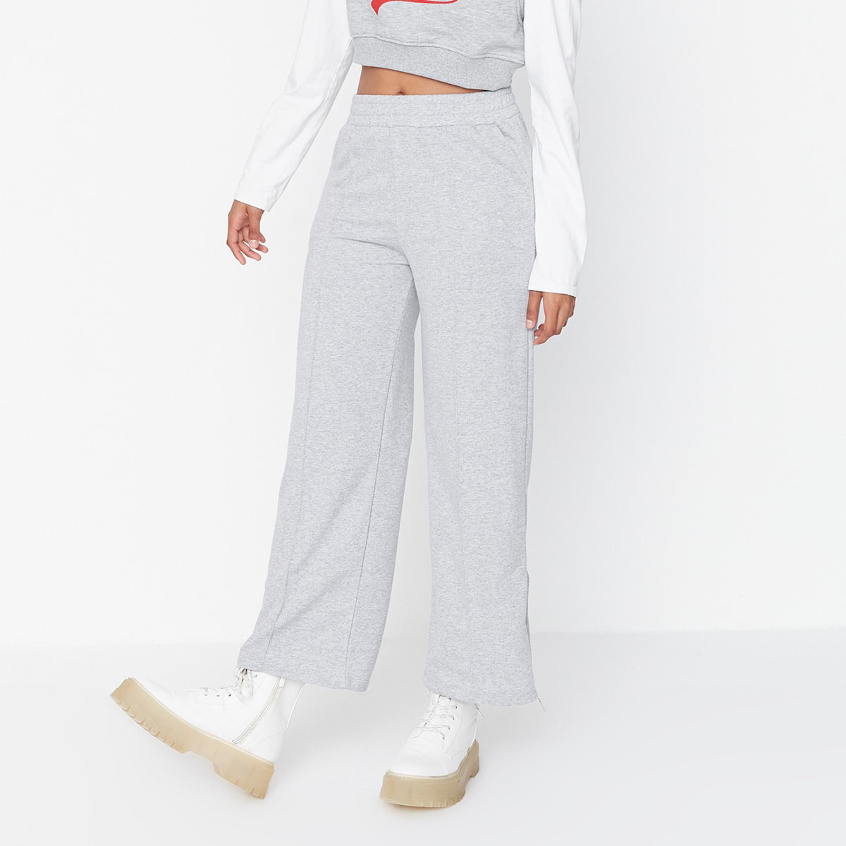 بنطال رياضي بحواف مشقوقة من ترينديول نسائي سادة مع أسود وجيوب مائلة-women-clothing-bottoms-trousers-image-17