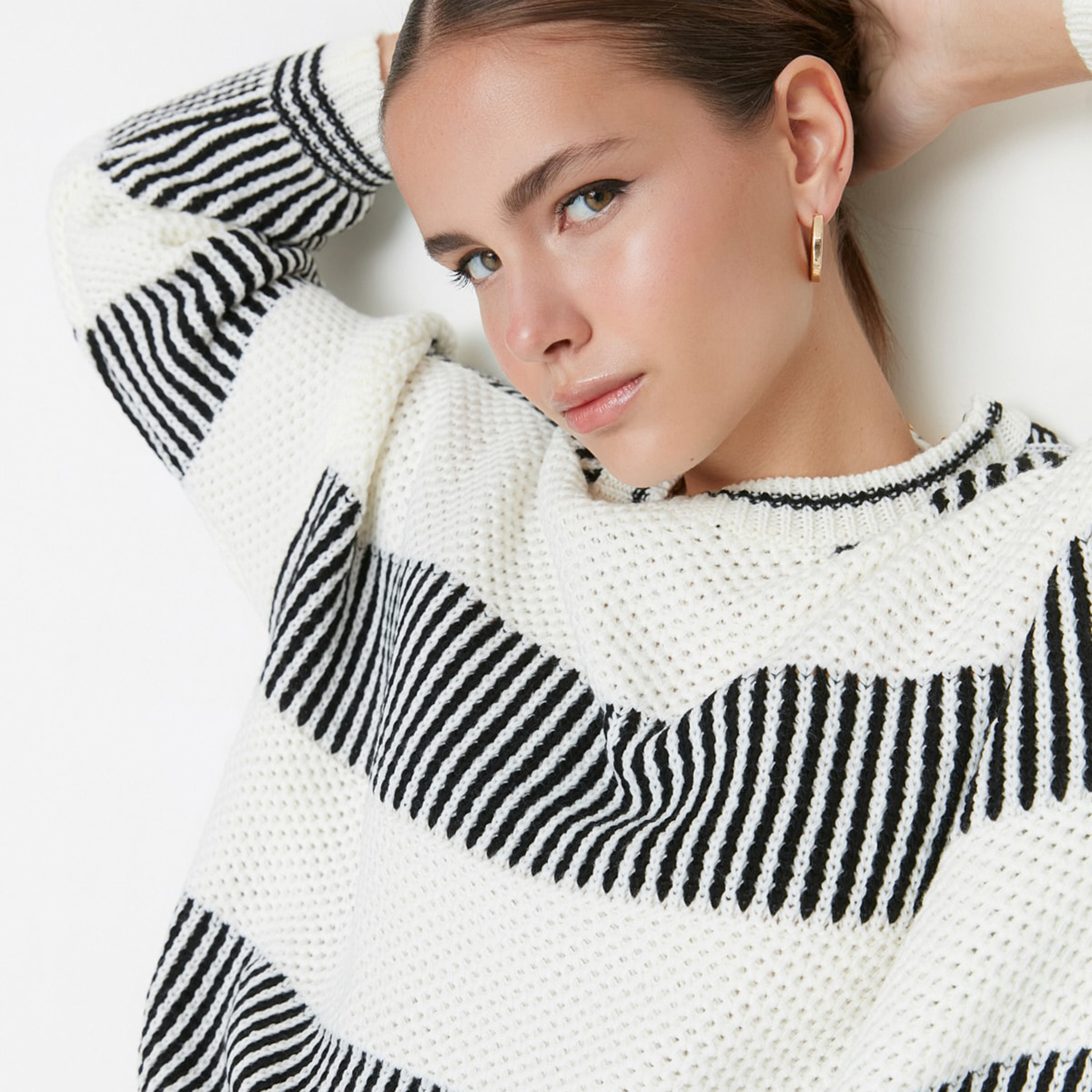 بلوفر حريمي أبيض بتصميم ألوان متباينة وأكمام ساقطة من ترينديول ميلا-women-winterwear-cardigansandjumpers-jumpers-image-5
