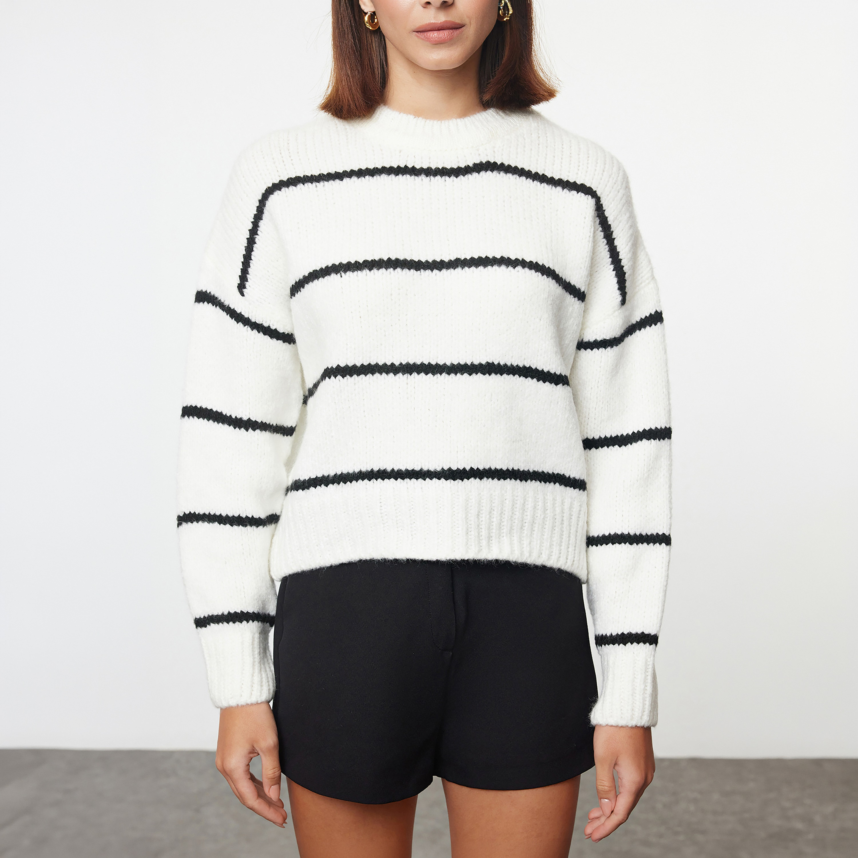 بلوفر حريمي أبيض بأكمام مسدلة من تريندyol ميلا-women-winterwear-cardigansandjumpers-jumpers-image-1