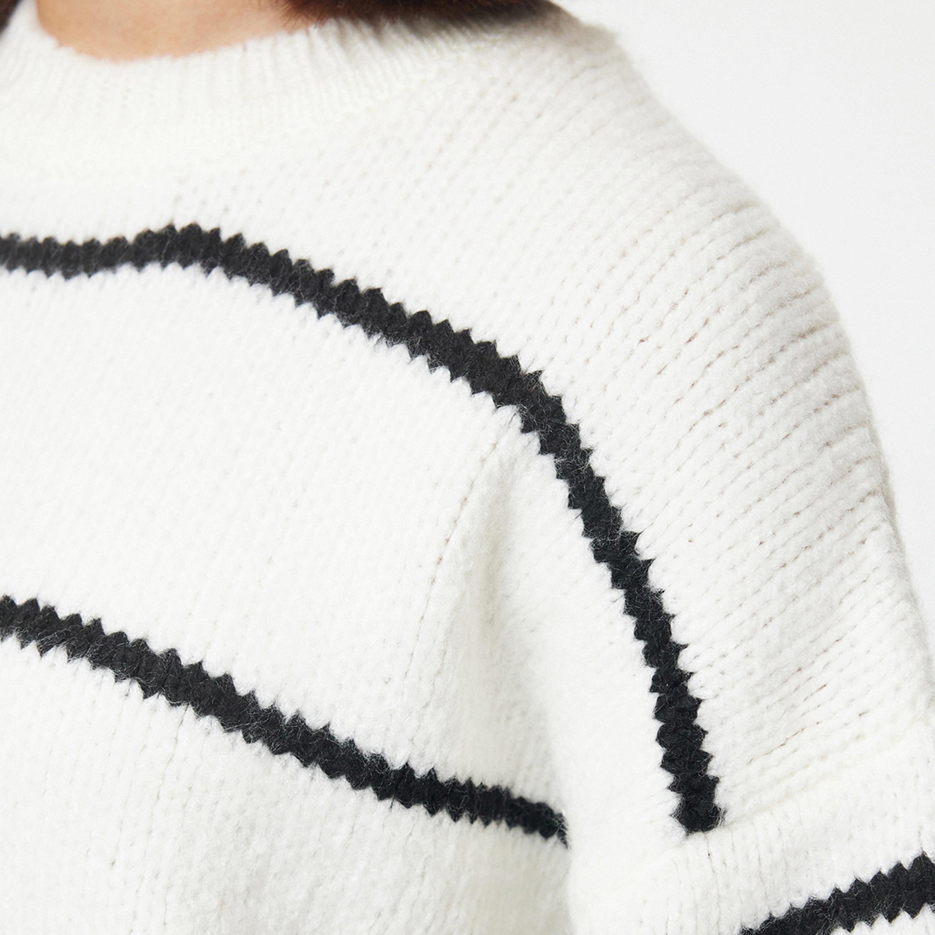 بلوفر حريمي أبيض بأكمام مسدلة من تريندyol ميلا-women-winterwear-cardigansandjumpers-jumpers-image-4