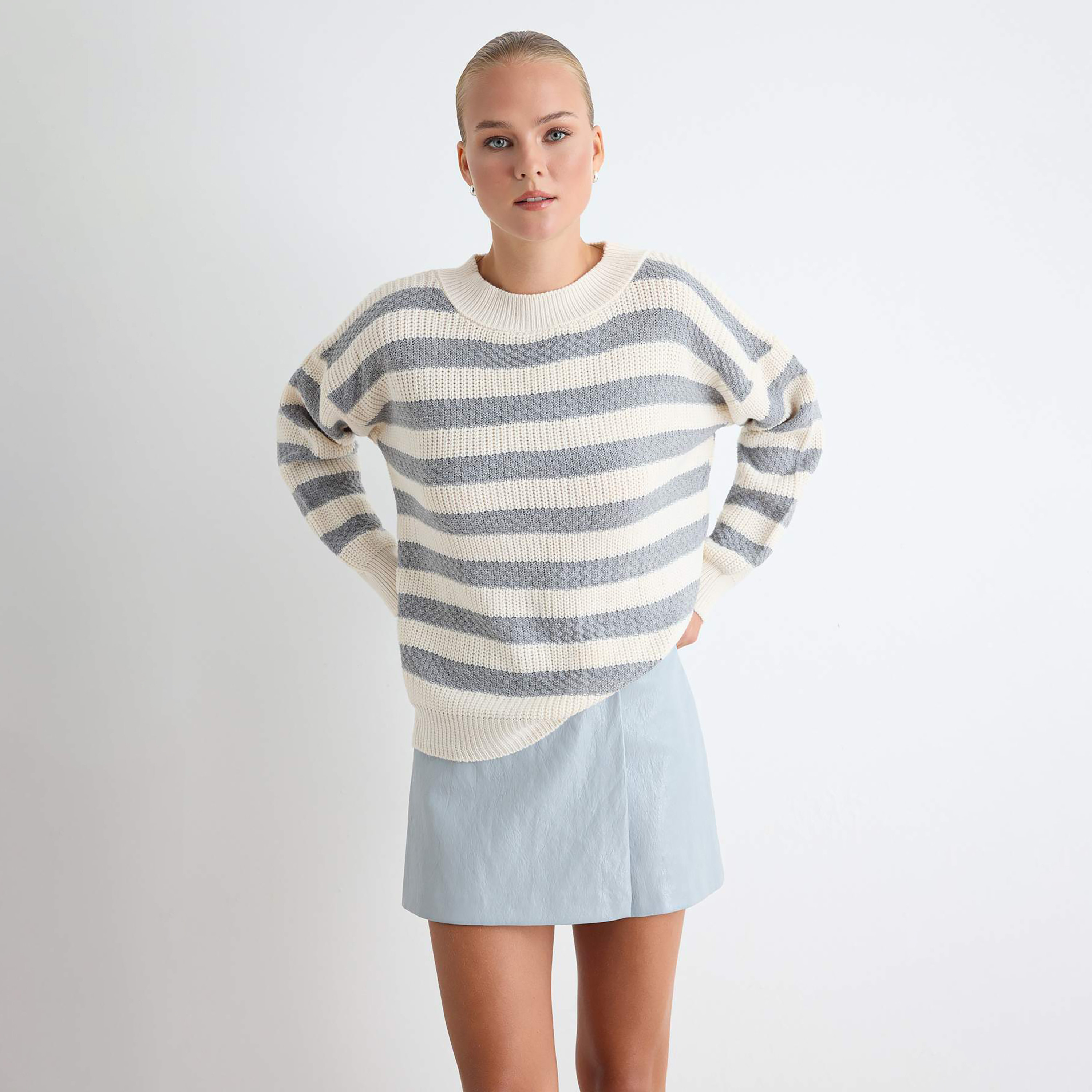 بلوفر حريمي أبيض مخطط بأكمام مسدلة من ترينديول ميلا-women-winterwear-cardigansandjumpers-jumpers-image-1