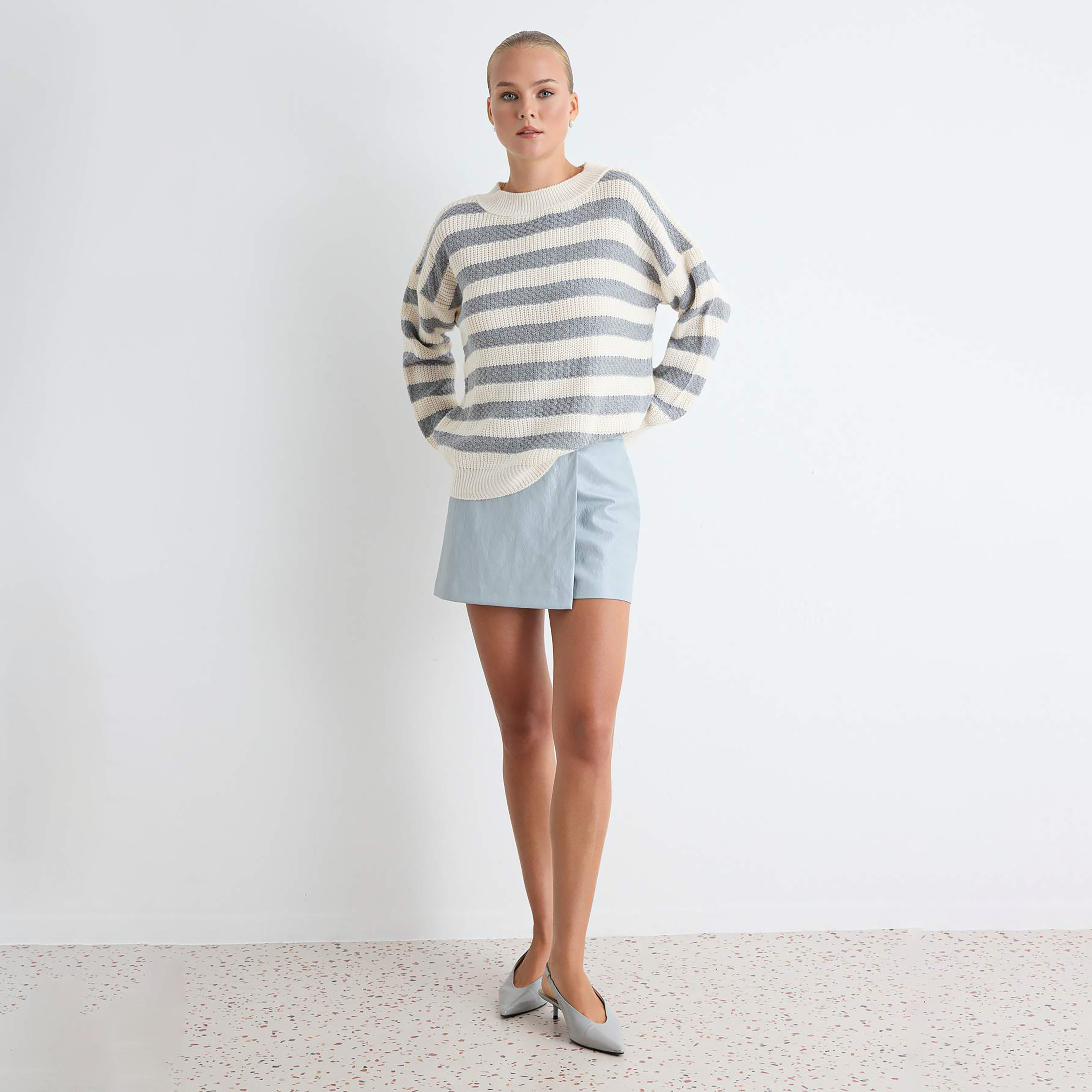 بلوفر حريمي أبيض مخطط بأكمام مسدلة من ترينديول ميلا-women-winterwear-cardigansandjumpers-jumpers-image-2
