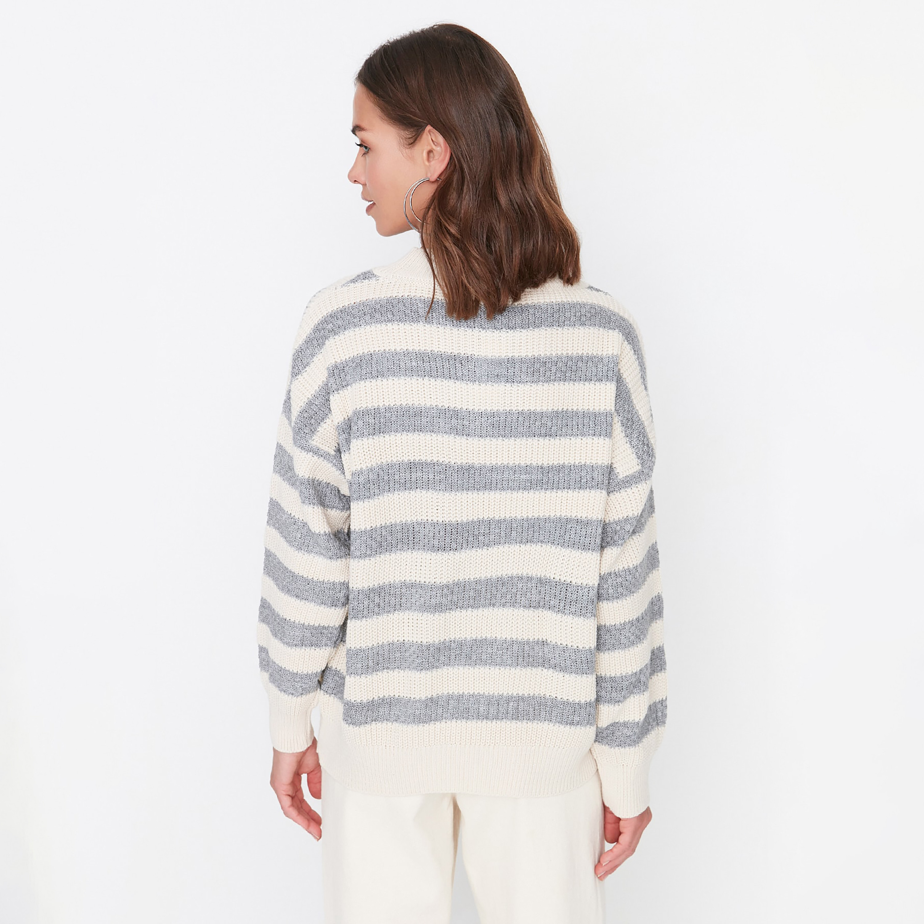 بلوفر حريمي أبيض مخطط بأكمام مسدلة من ترينديول ميلا-women-winterwear-cardigansandjumpers-jumpers-image-3