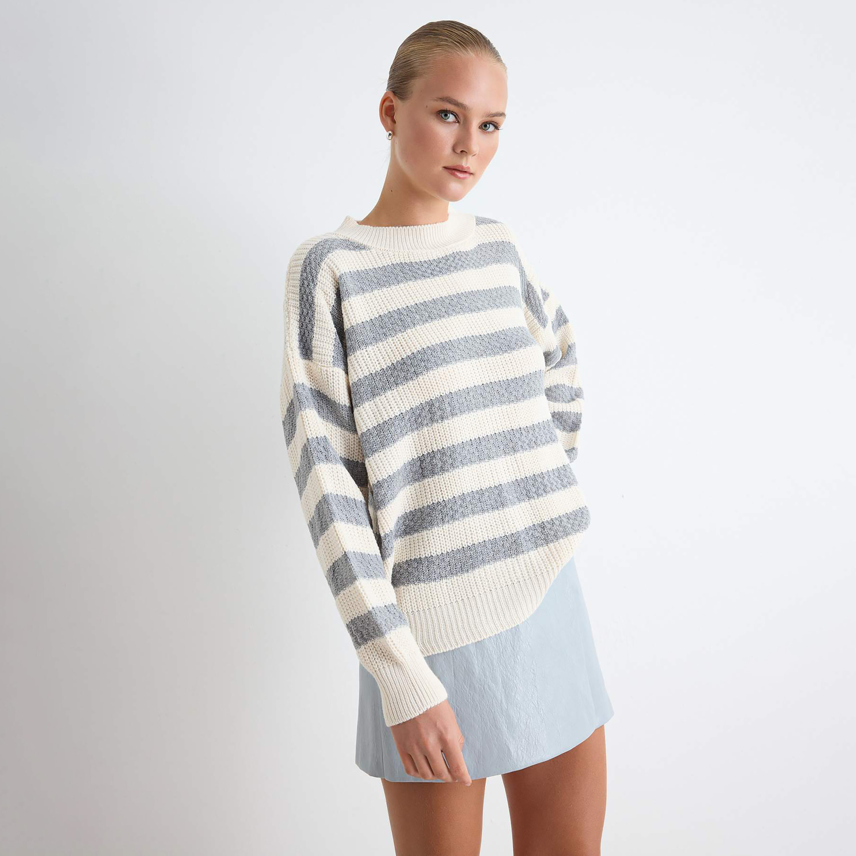 بلوفر حريمي أبيض مخطط بأكمام مسدلة من ترينديول ميلا-women-winterwear-cardigansandjumpers-jumpers-image-4