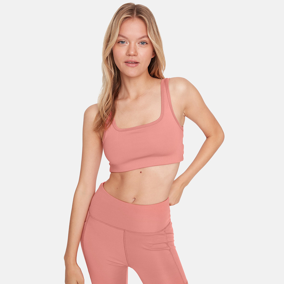 حمالة صدر رياضية نسائية برقبة مربعة مع وردية اللون سادة من ترينديول-women-clothing-sportswearandactivewear-sportsbras-image-1