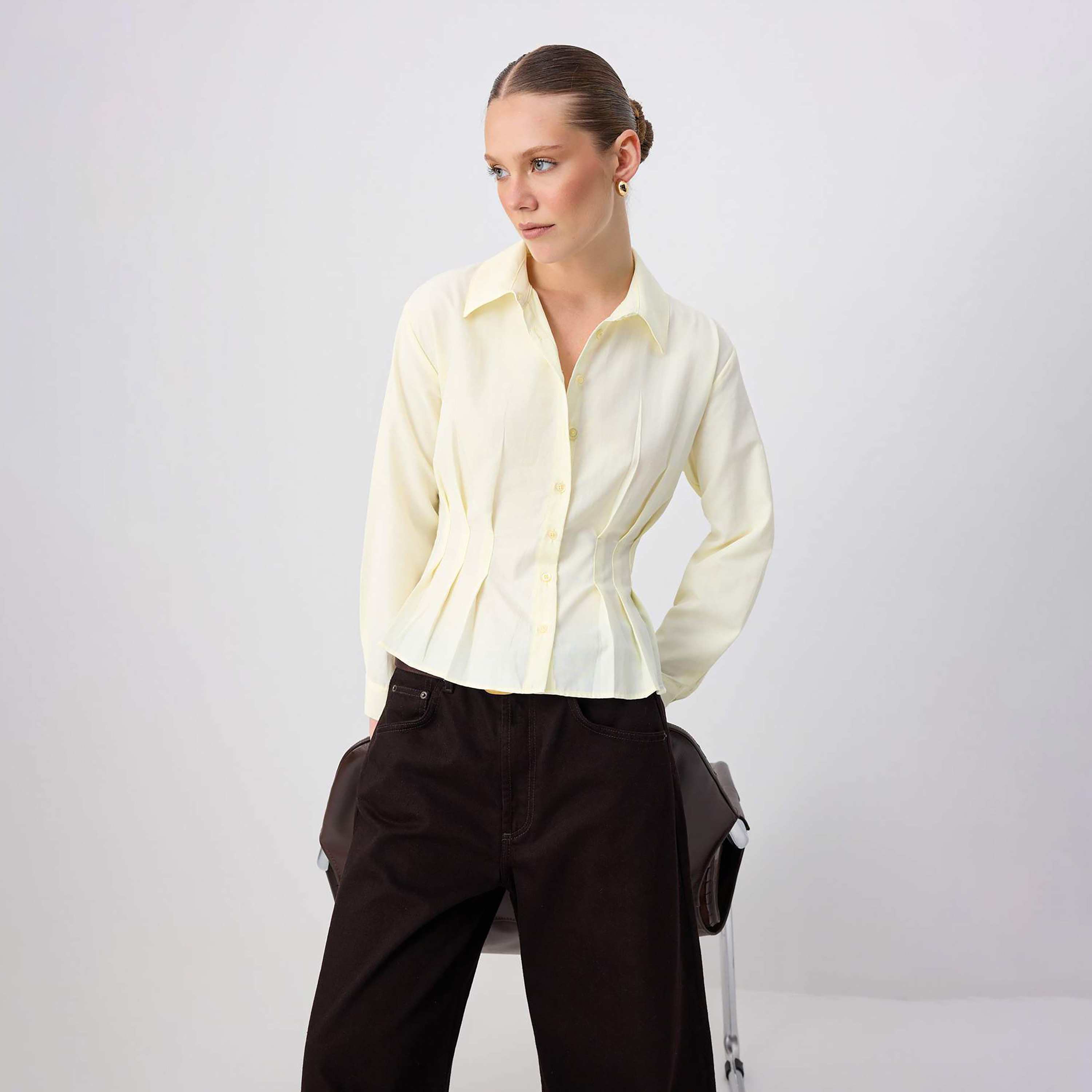 قميص بيبلوم حريمي أصفر فاتح بليسيه بياقة من ترينديول ميلا-women-clothing-shirtsandblouses-shirts-image-1