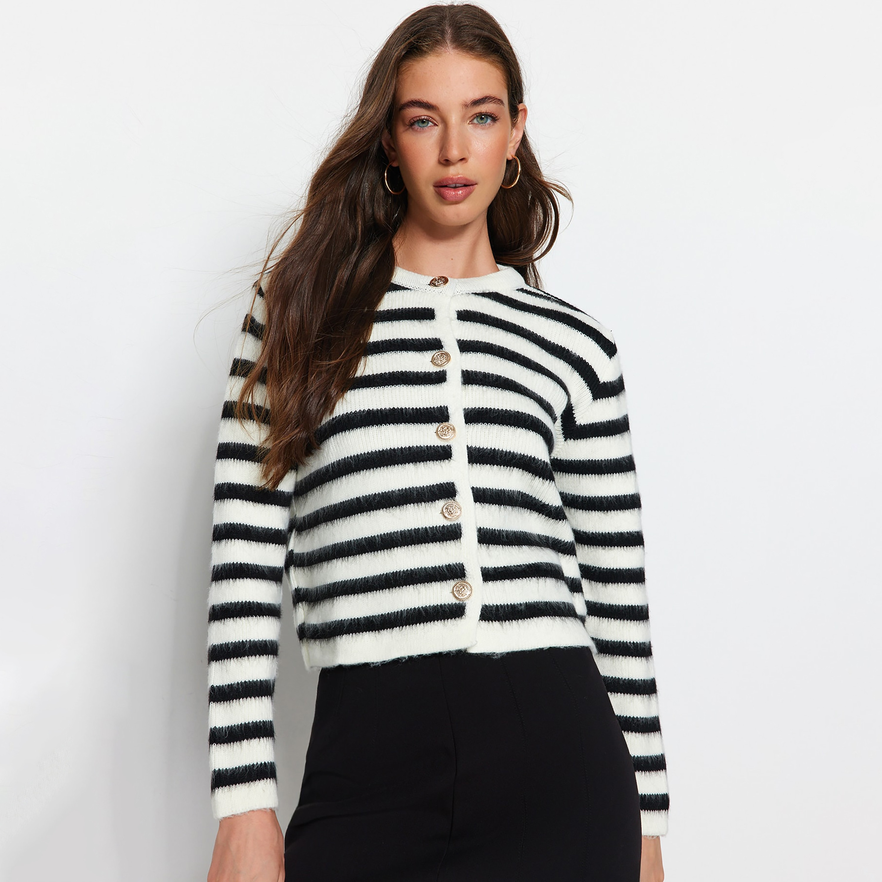 كارديجان حريمي مخطط باللون الأبيض من تريندyol ميلا-women-winterwear-cardigansandjumpers-cardigans-image-1