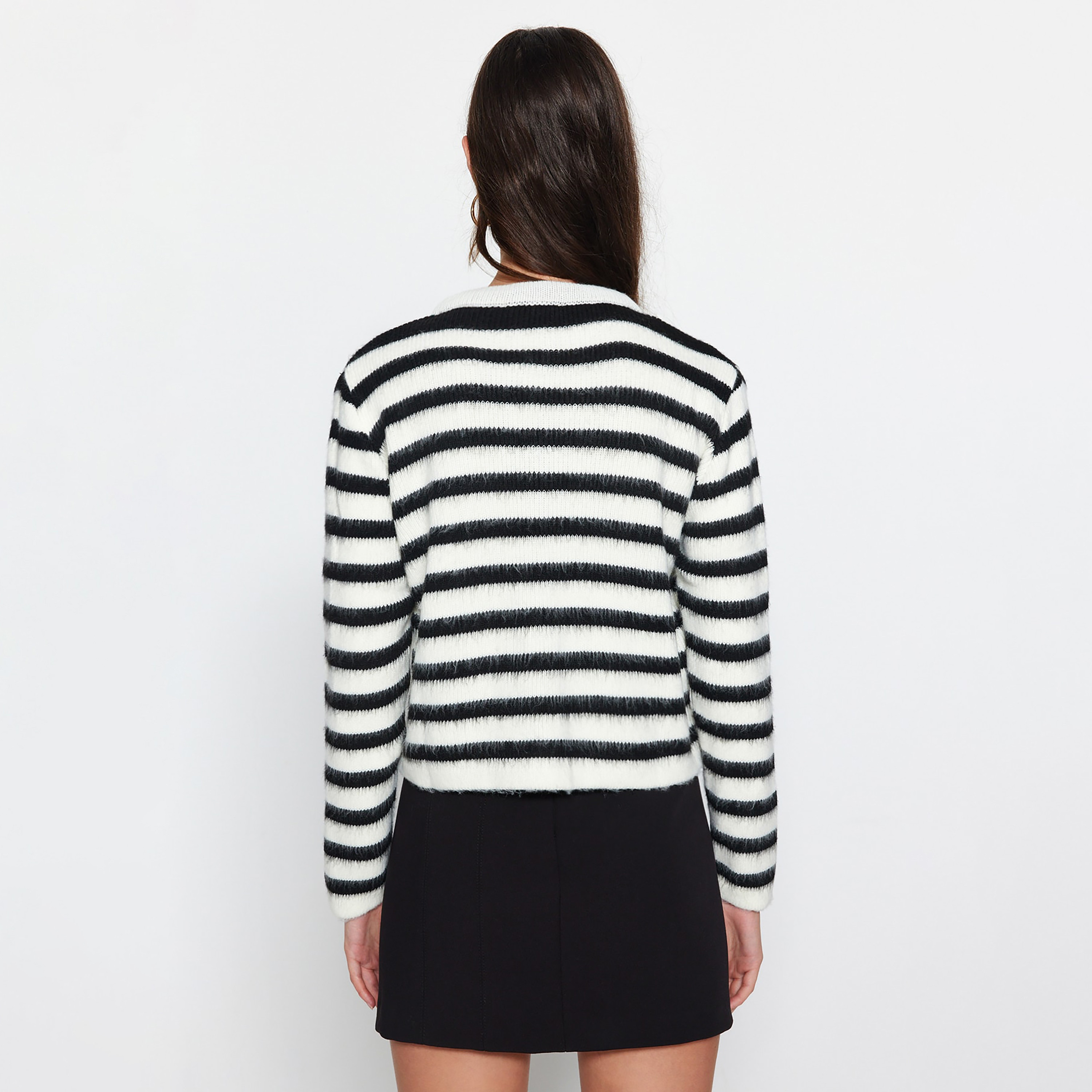 كارديجان حريمي مخطط باللون الأبيض من تريندyol ميلا-women-winterwear-cardigansandjumpers-cardigans-image-3