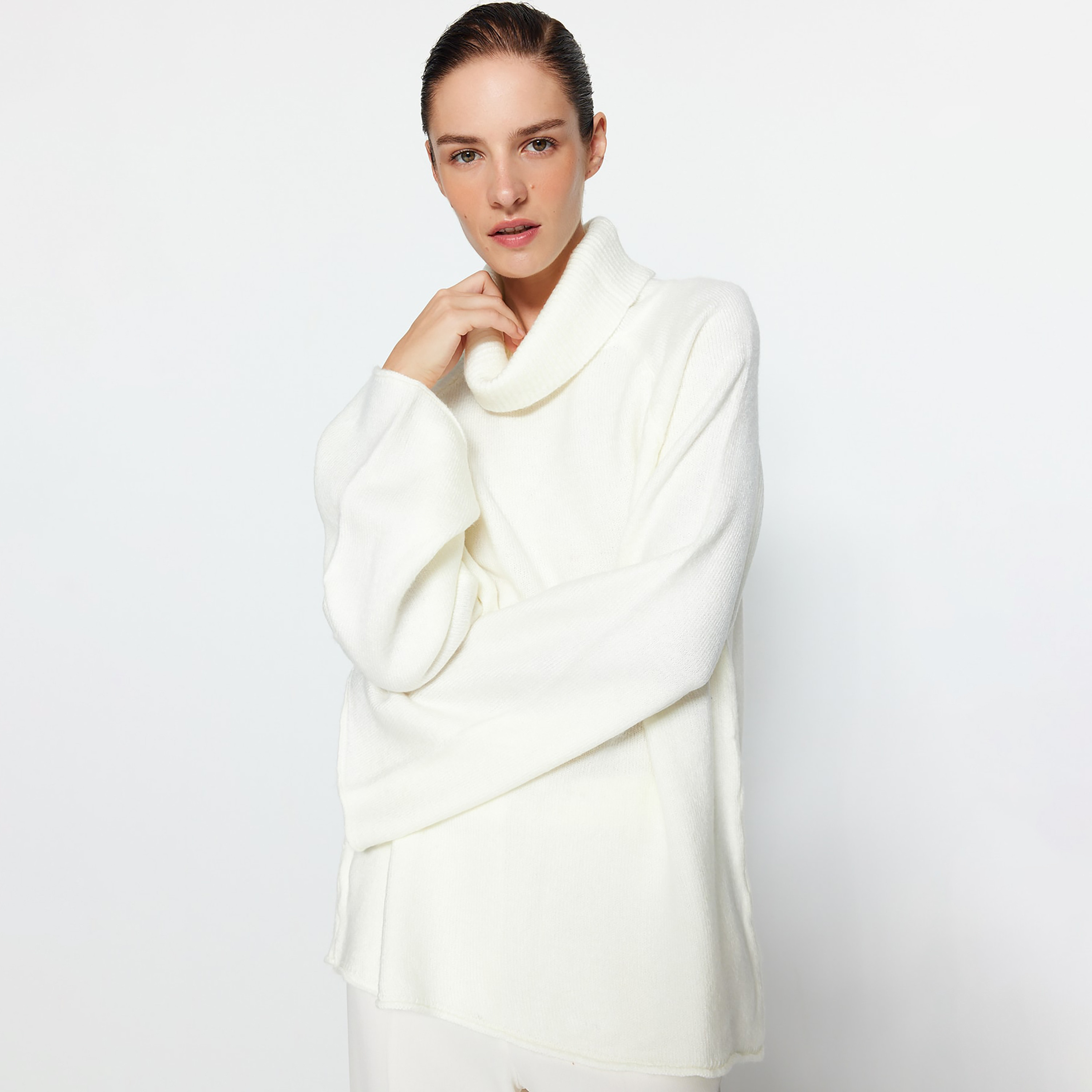 Trendyolmilla White Turtle Neck Raglan Sleeves Women's Sweater-women-winterwear-cardigansandjumpers-jumpers-image-1