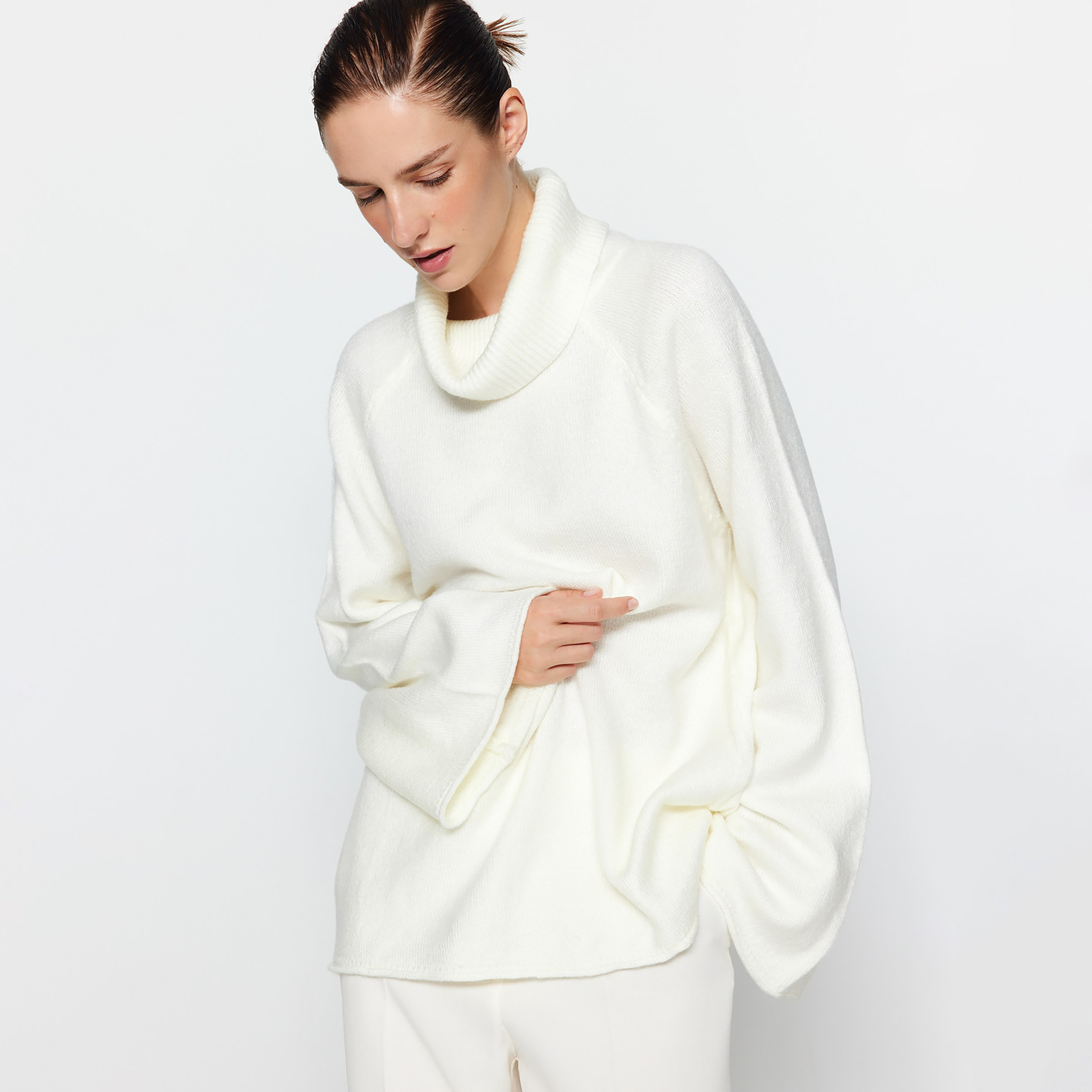 Trendyolmilla White Turtle Neck Raglan Sleeves Women's Sweater-women-winterwear-cardigansandjumpers-jumpers-image-2