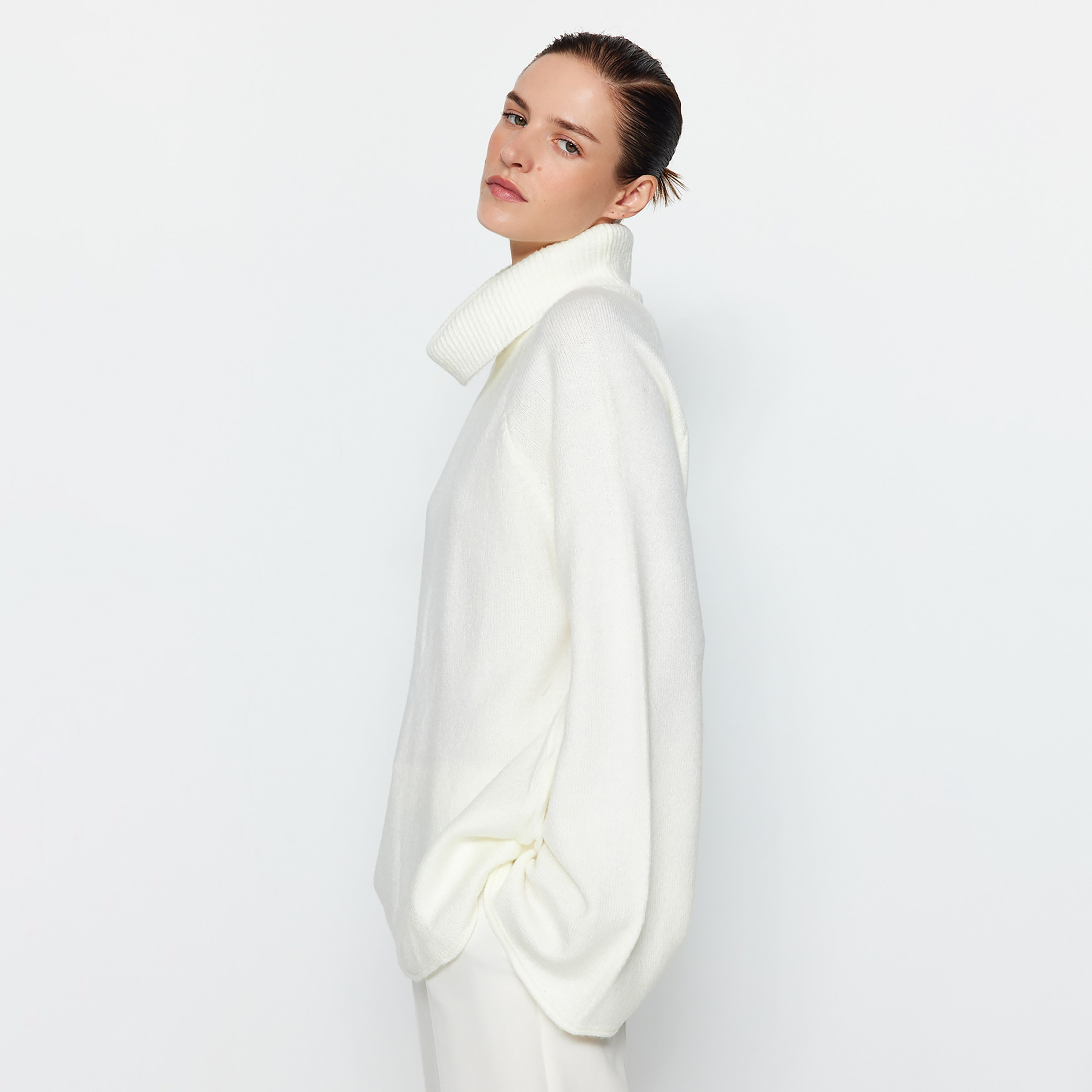 Trendyolmilla White Turtle Neck Raglan Sleeves Women's Sweater-women-winterwear-cardigansandjumpers-jumpers-image-4