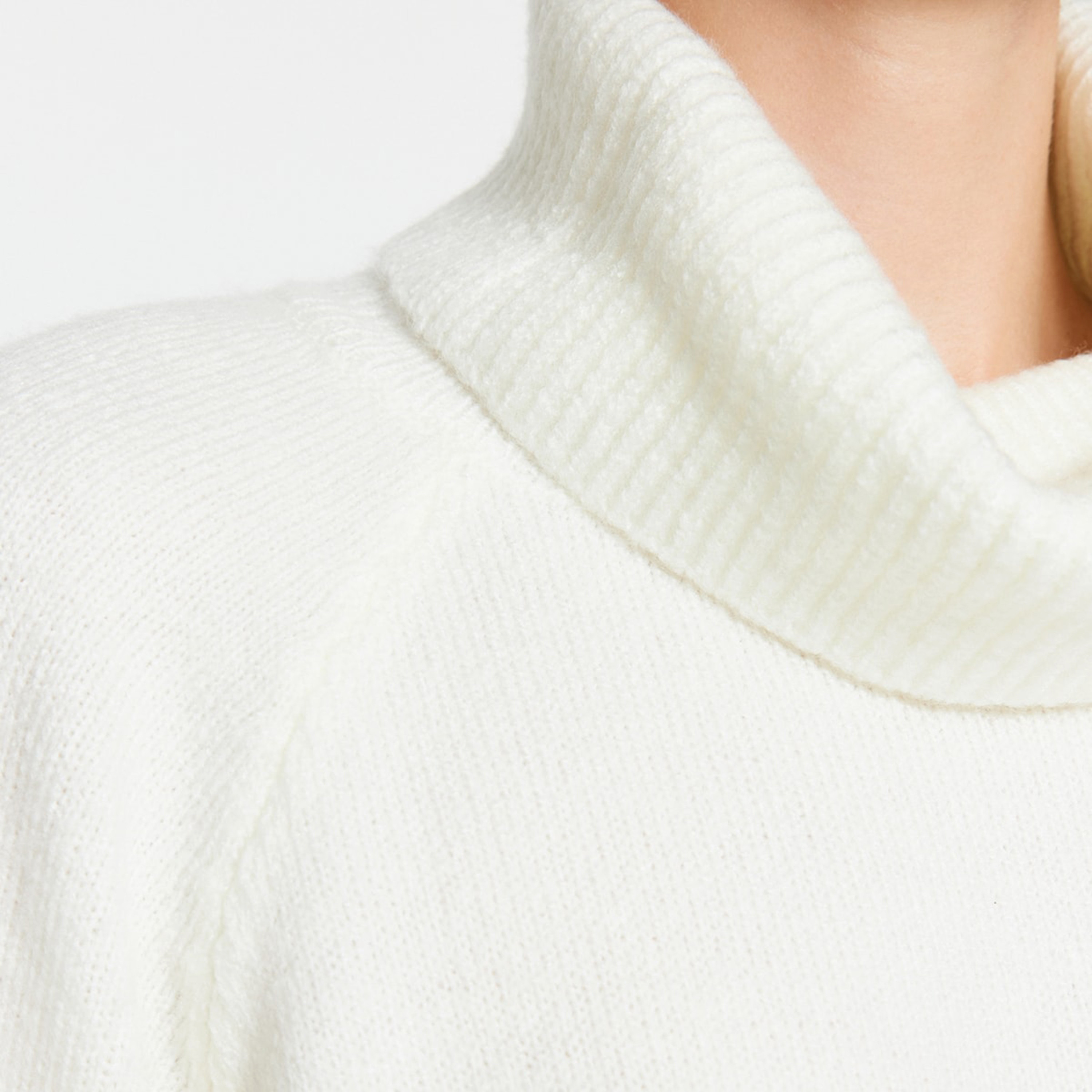 Trendyolmilla White Turtle Neck Raglan Sleeves Women's Sweater-women-winterwear-cardigansandjumpers-jumpers-image-6