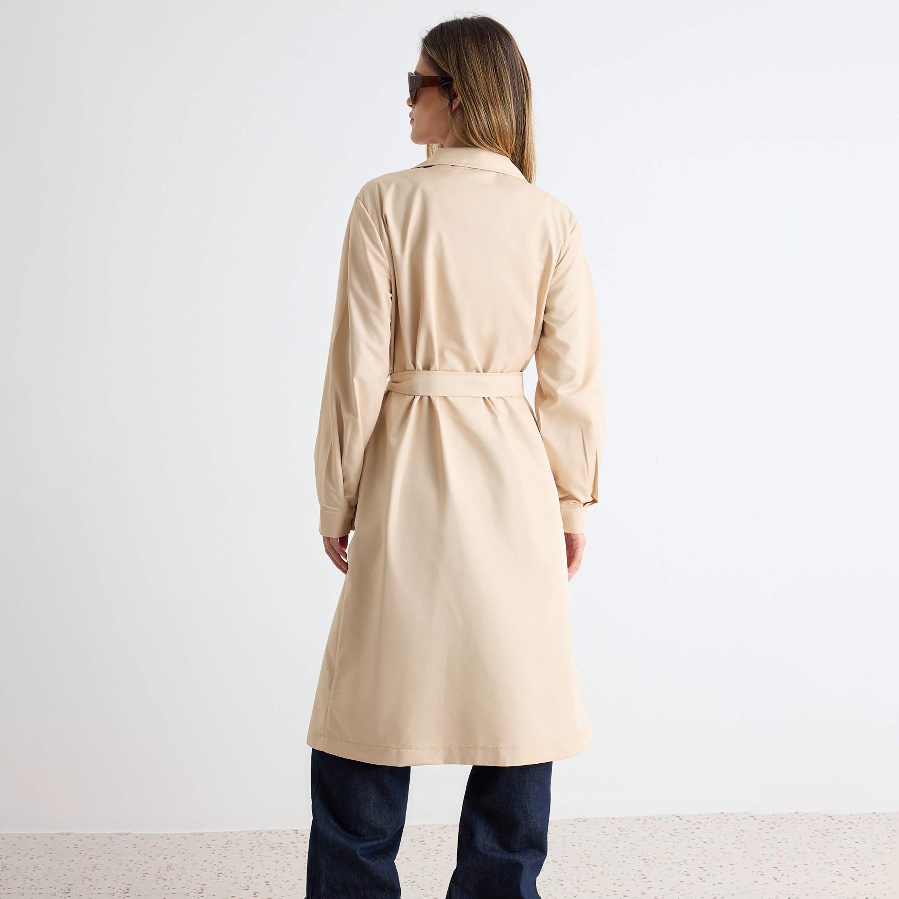 ترينش كوت حريمي بياقة مطوية وأكمام منتفخة من ترendyol-women-winterwear-coatsandjackets-coats-image-4