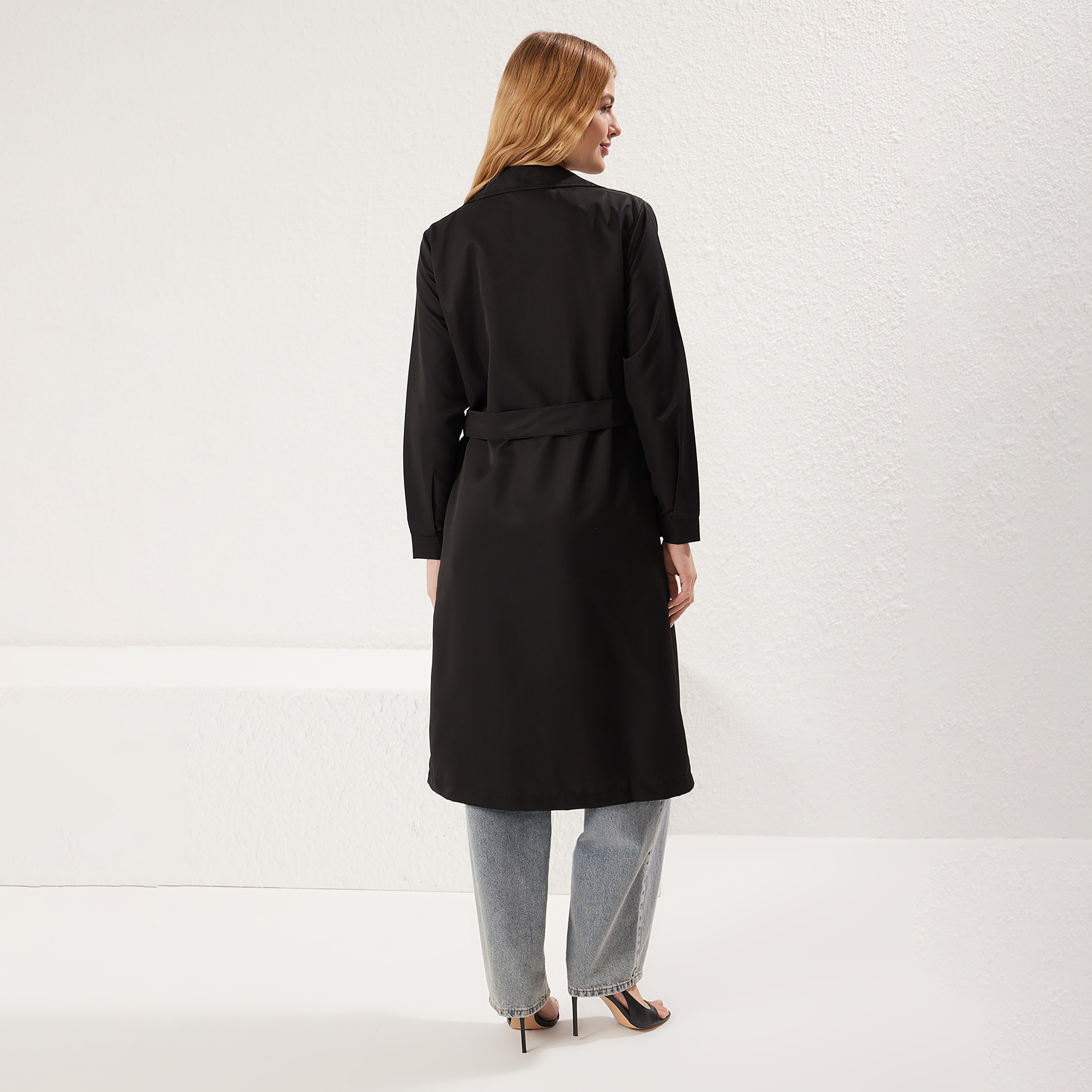 ترينش كوت حريمي بياقة مطوية وأكمام منتفخة من ترendyol-women-winterwear-coatsandjackets-coats-image-3