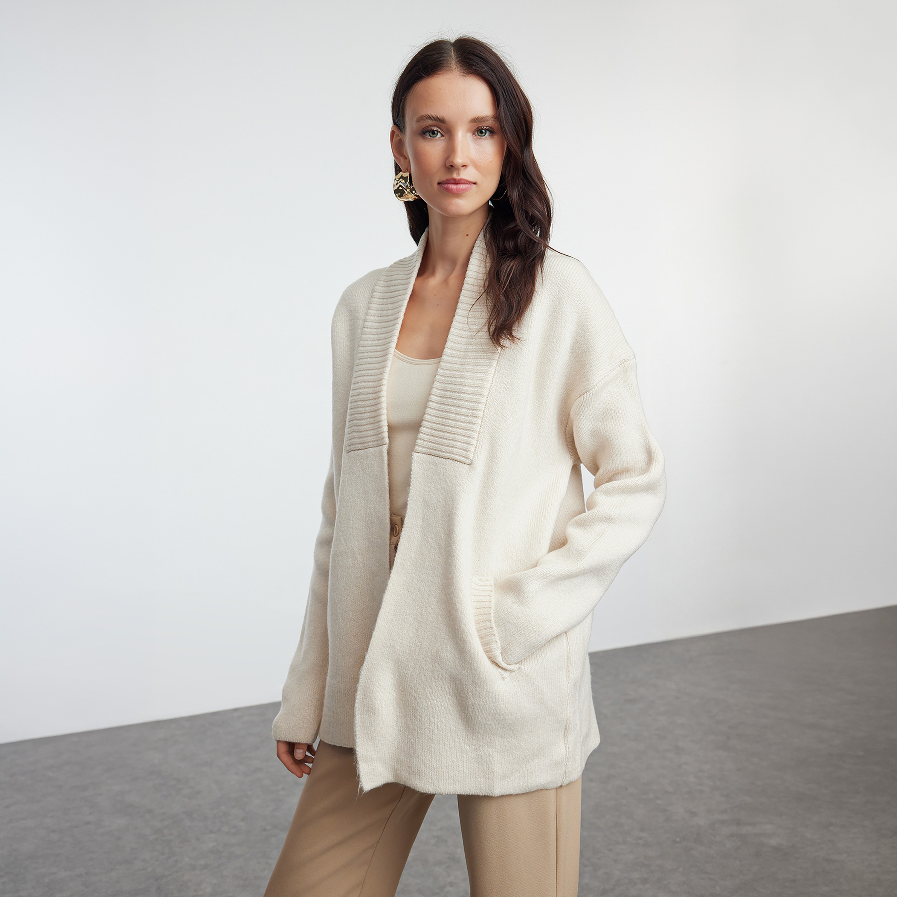 كارديجان حريمي مفتوح من الأمام بأكمام مسدلة من تريندyol ميلا-women-winterwear-cardigansandjumpers-cardigans-image-2