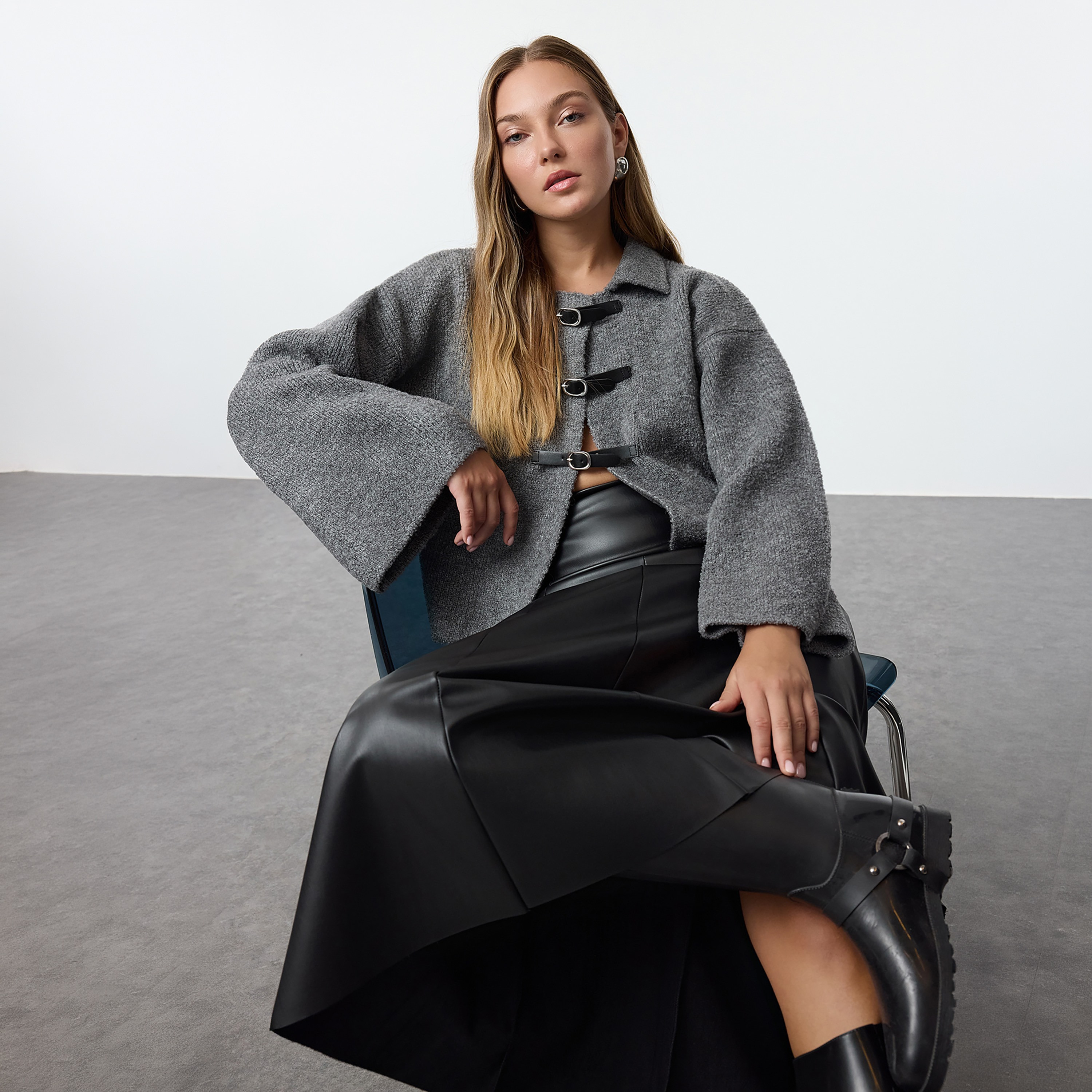 كارديجان حريمي بياقة وأكمام ساقطة من تريندyol ميلا-women-winterwear-cardigansandjumpers-cardigans-image-3