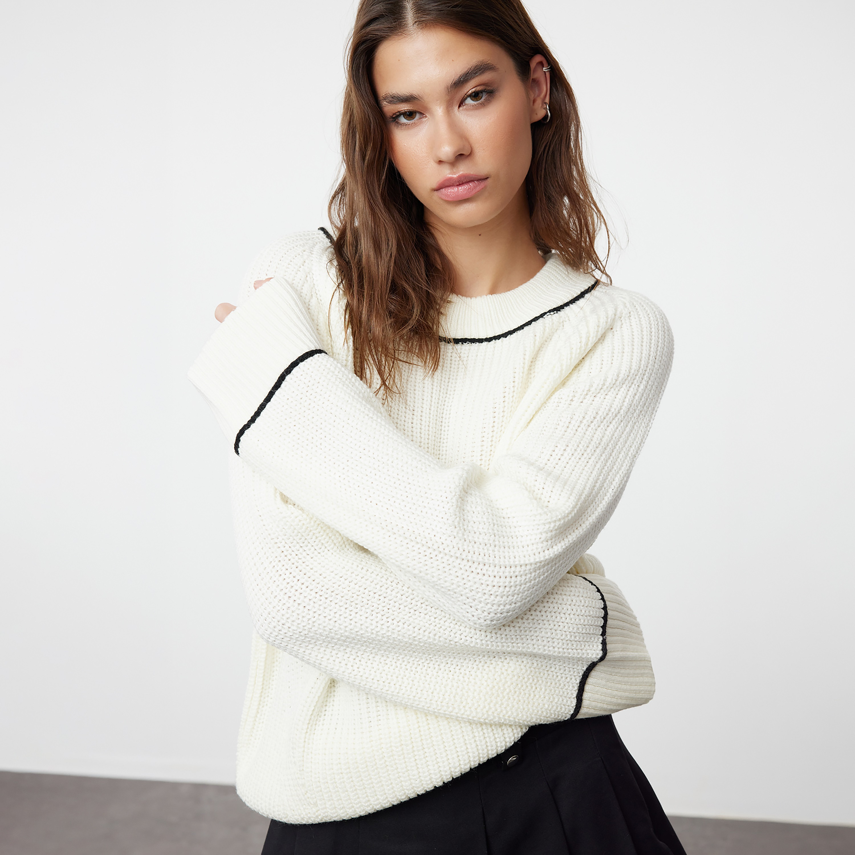 بلوفر حريمي أبيض بأكمام رجلان من تريندyول ميلا-women-winterwear-cardigansandjumpers-jumpers-image-1