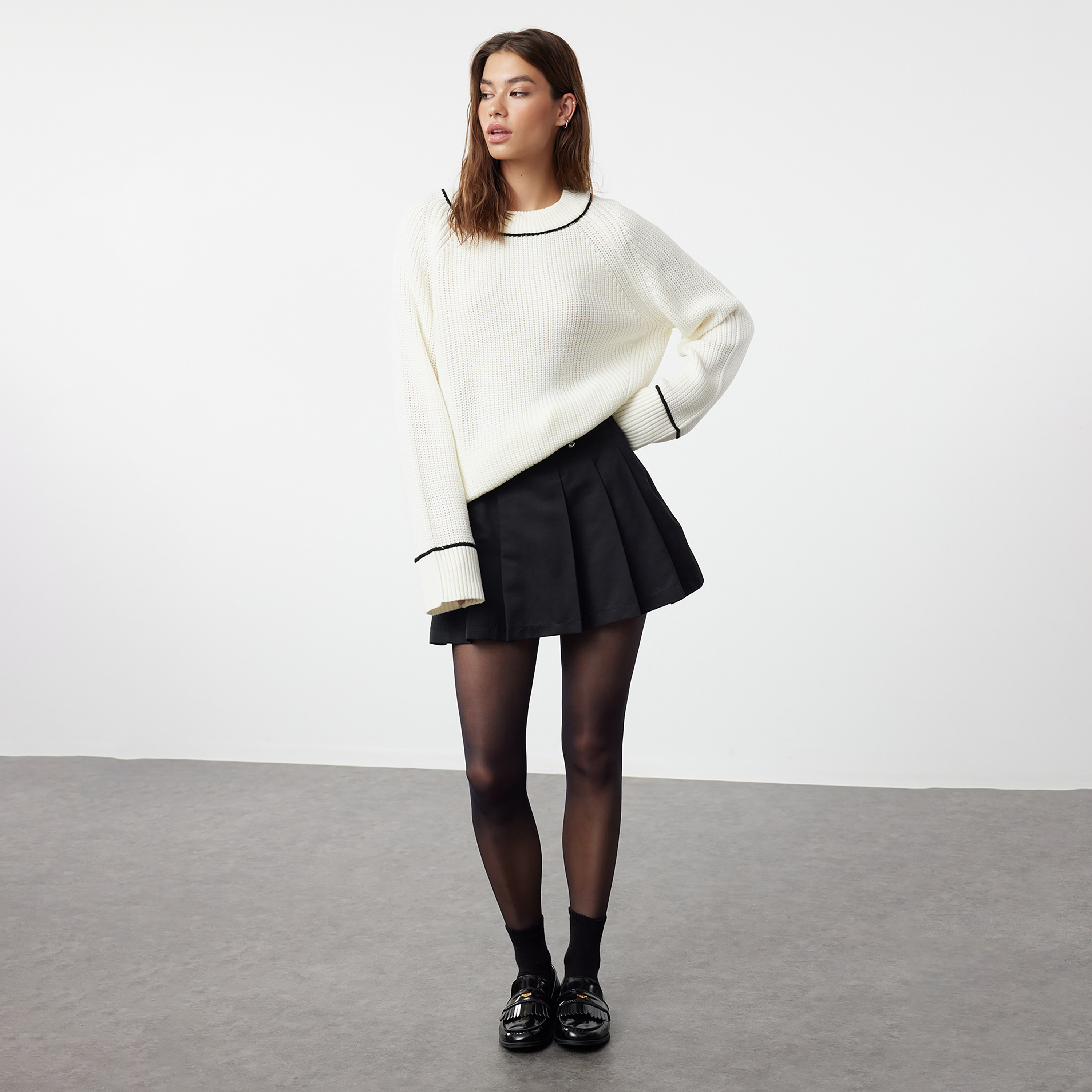بلوفر حريمي أبيض بأكمام رجلان من تريندyول ميلا-women-winterwear-cardigansandjumpers-jumpers-image-2