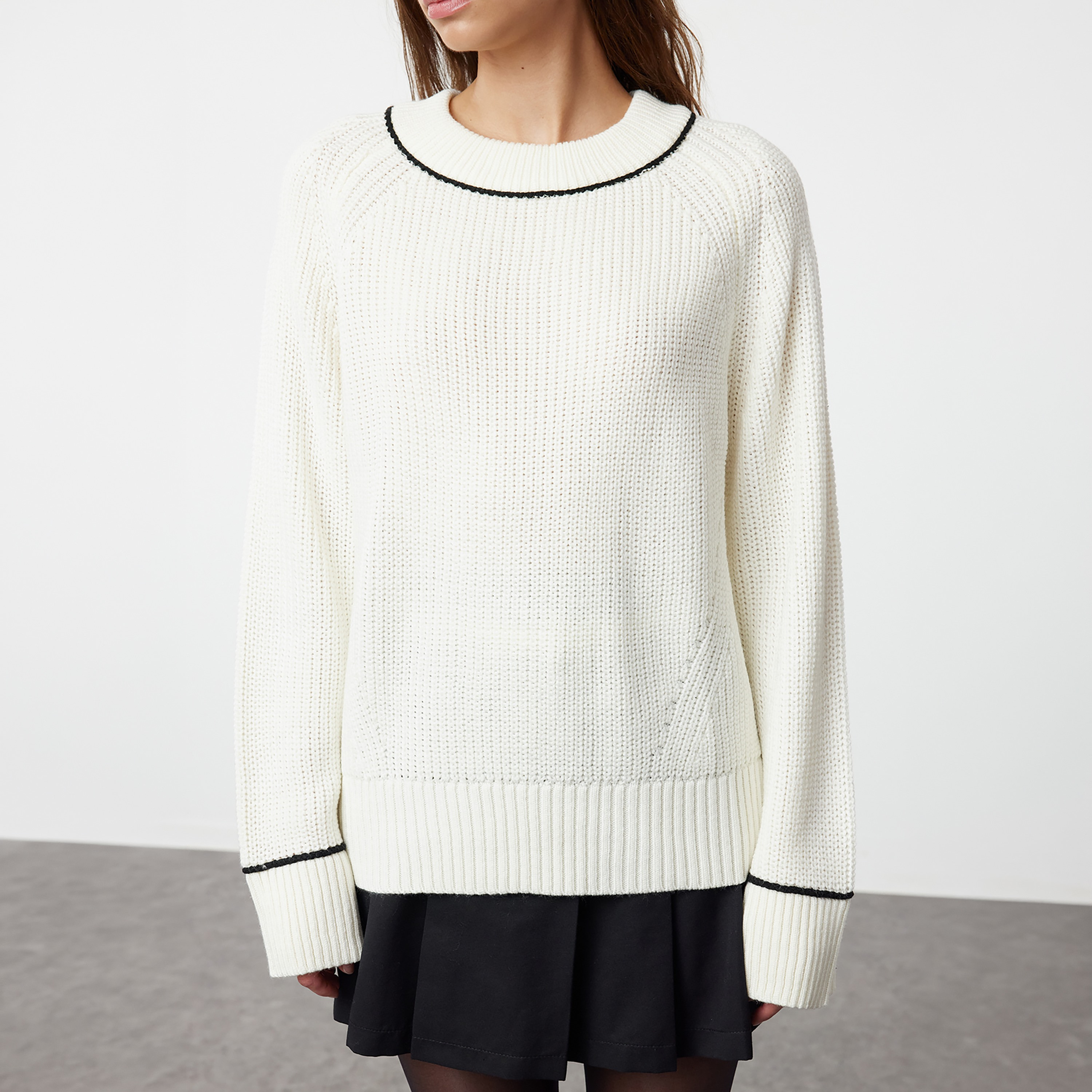 بلوفر حريمي أبيض بأكمام رجلان من تريندyول ميلا-women-winterwear-cardigansandjumpers-jumpers-image-3