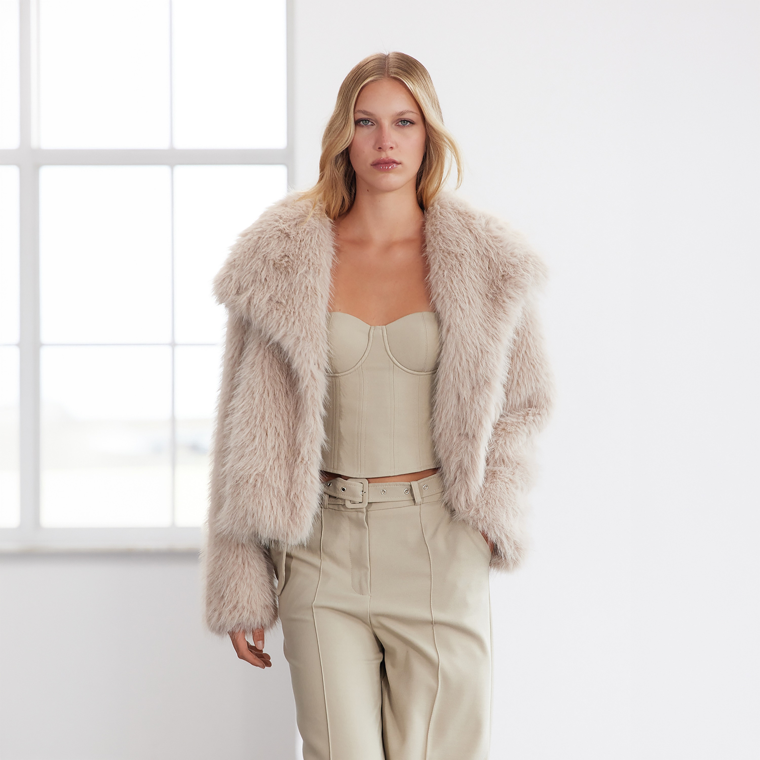 جاكيت حريمي بفرو صناعي بياقة مرتفعة باللون البيج من ترندي أول ميلا-women-winterwear-coatsandjackets-jackets-image-1