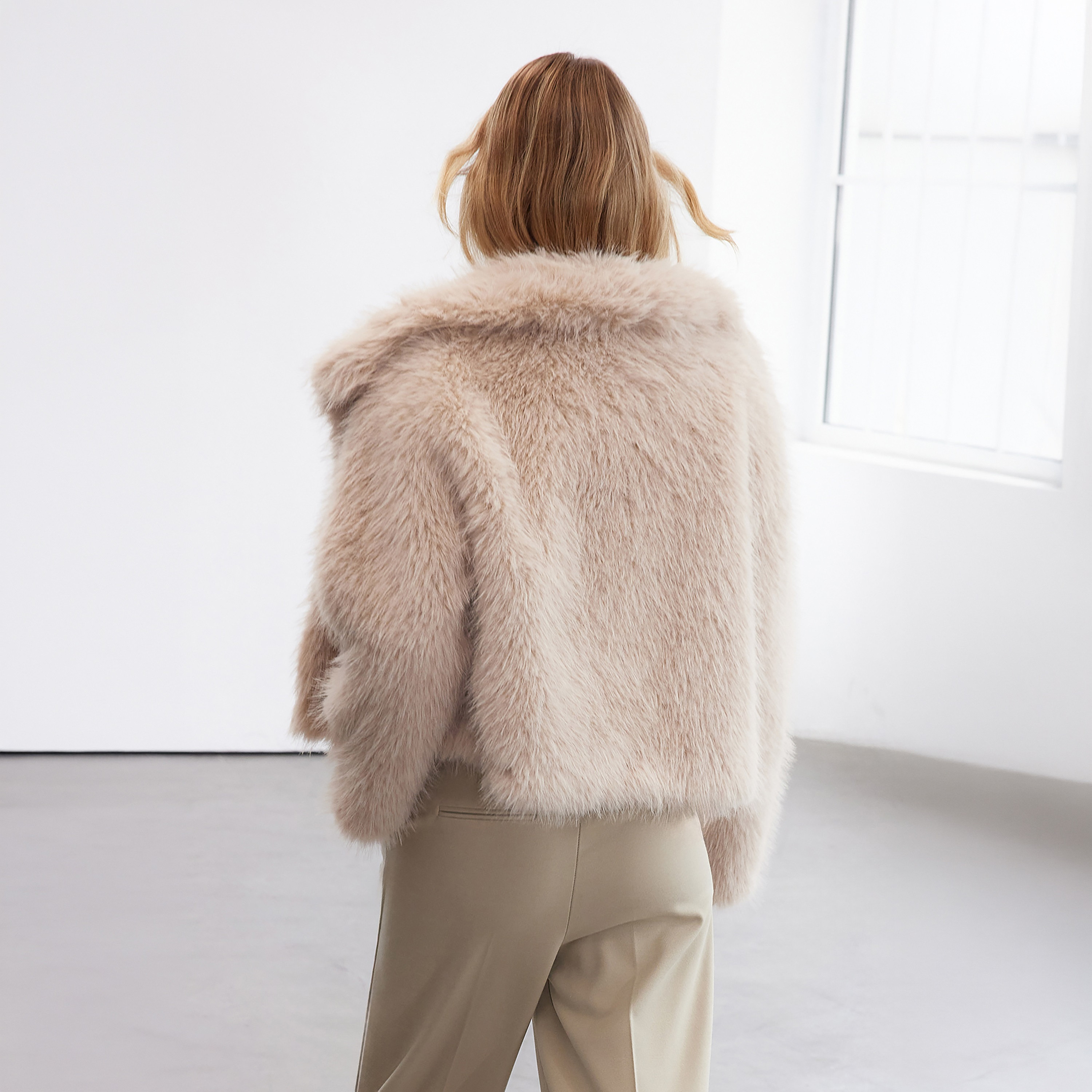 جاكيت حريمي بفرو صناعي بياقة مرتفعة باللون البيج من ترندي أول ميلا-women-winterwear-coatsandjackets-jackets-image-4