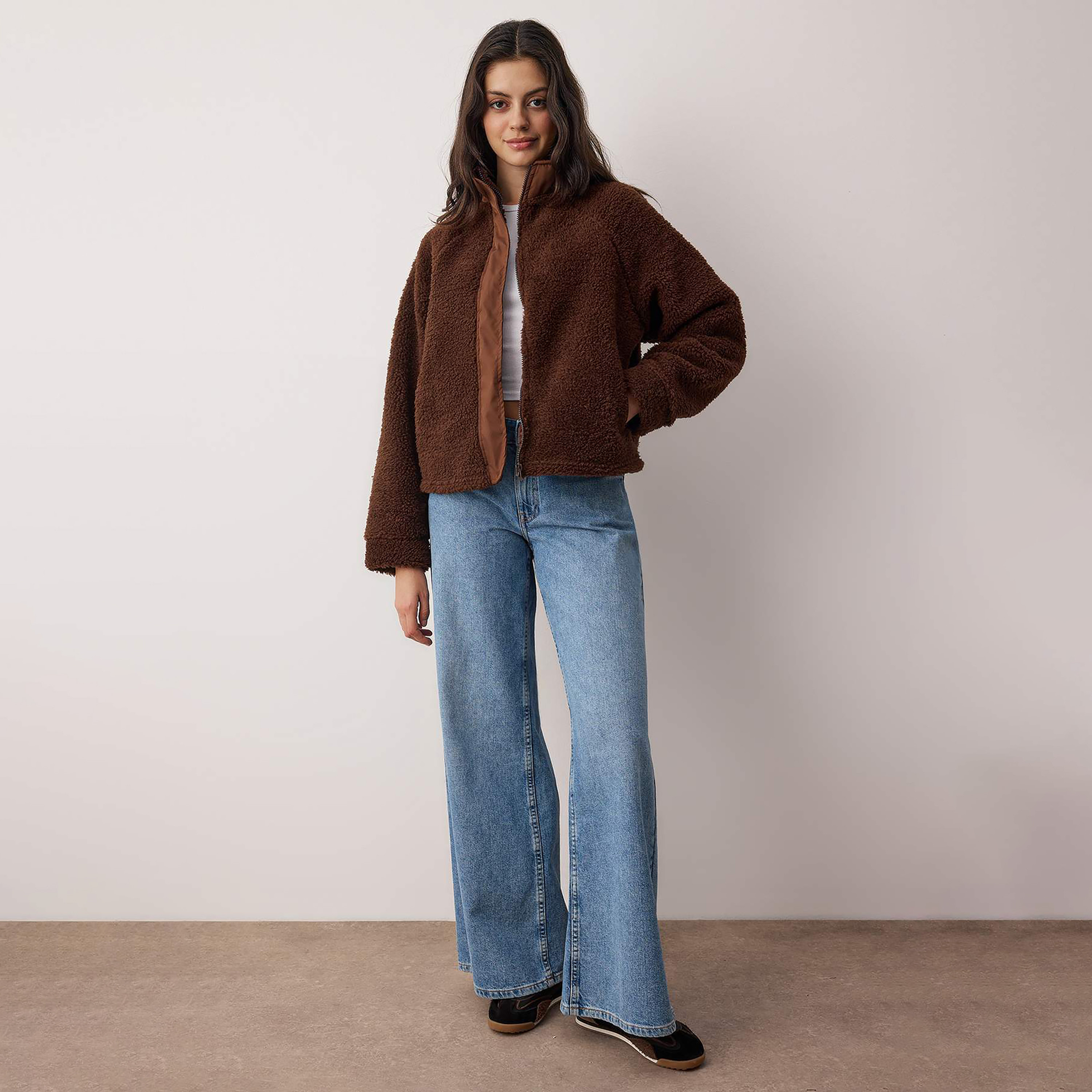 جاكيت شيربا حريمي بني من قماش الفليس بياقة مرتفعة وأكمام ركلان من ترينديول ميلا-women-winterwear-coatsandjackets-jackets-image-2
