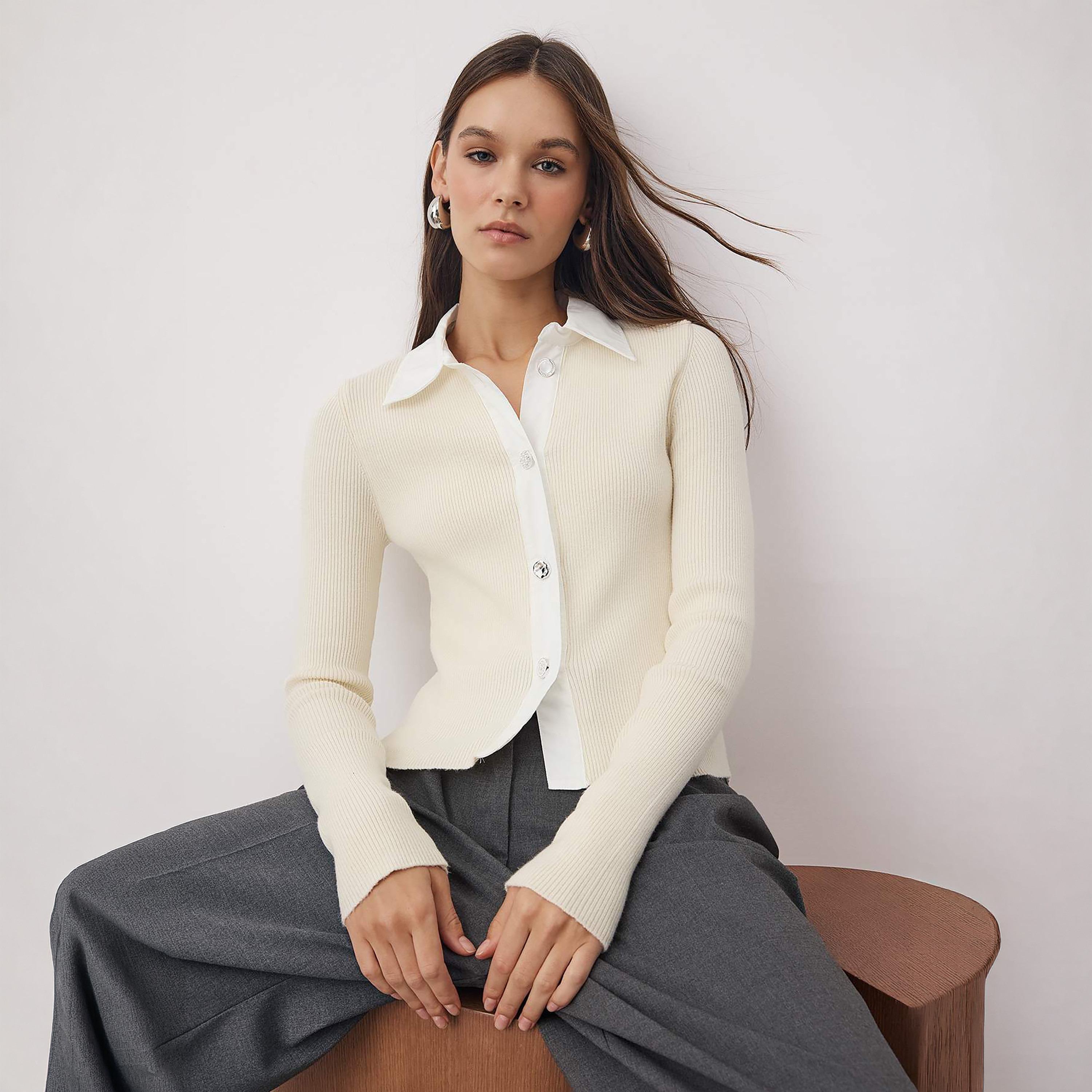 قميص تريكو حريمي ضيق الأكمام بياقة متباينة وملمس مضلع لون الكريمه من تريندyول ميلا-women-clothing-shirtsandblouses-shirts-image-2