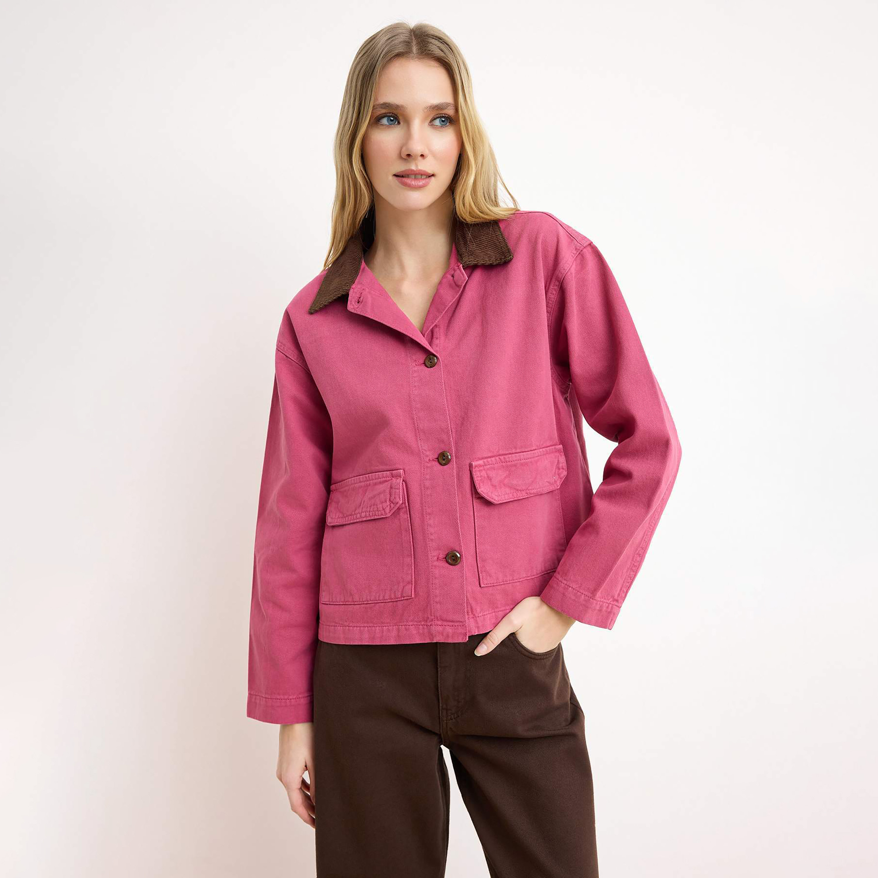جاكيت جينز حريمي وردي من قماش قطن بياقة بلون متباين من تريندyol-women-winterwear-coatsandjackets-jackets-image-1