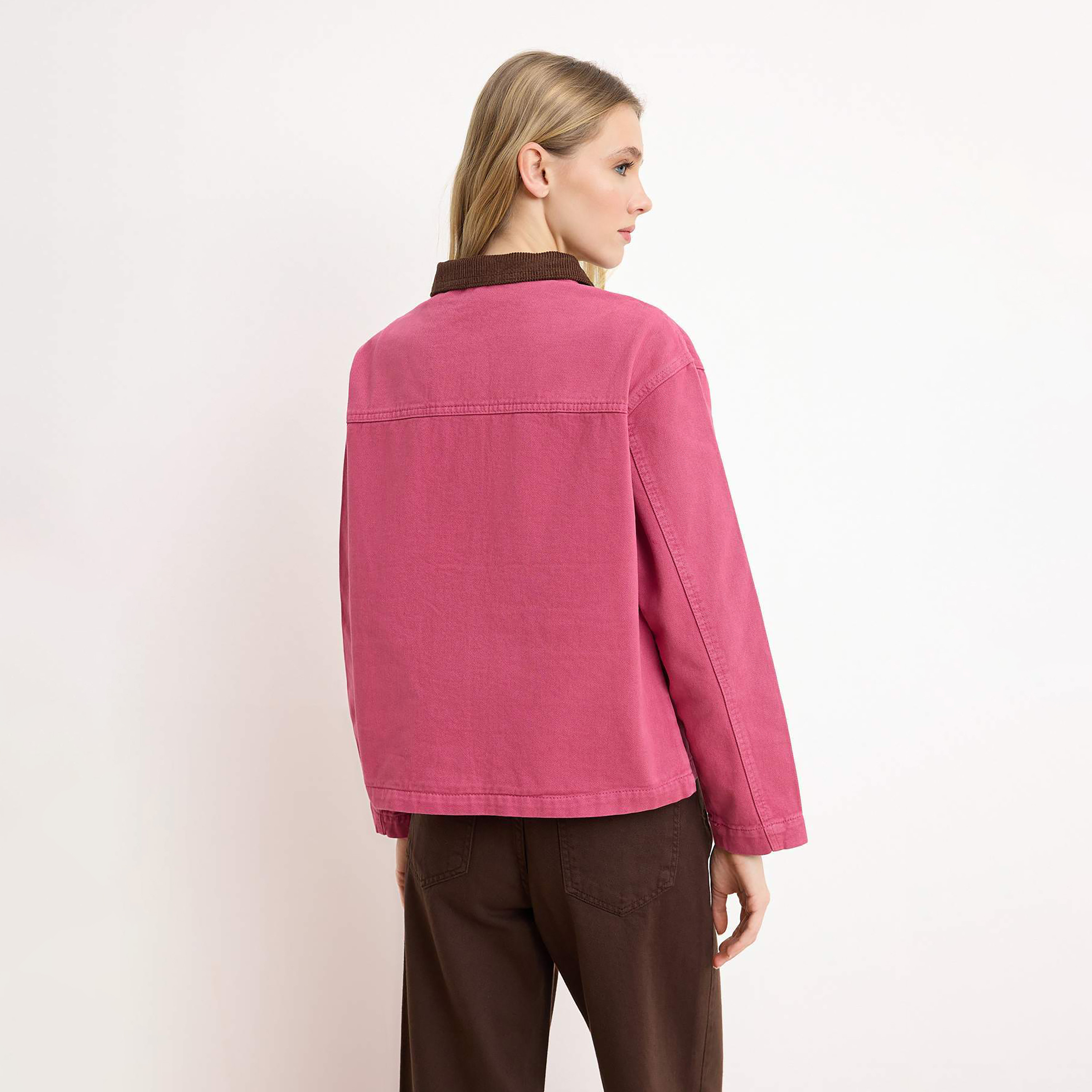 جاكيت جينز حريمي وردي من قماش قطن بياقة بلون متباين من تريندyol-women-winterwear-coatsandjackets-jackets-image-3