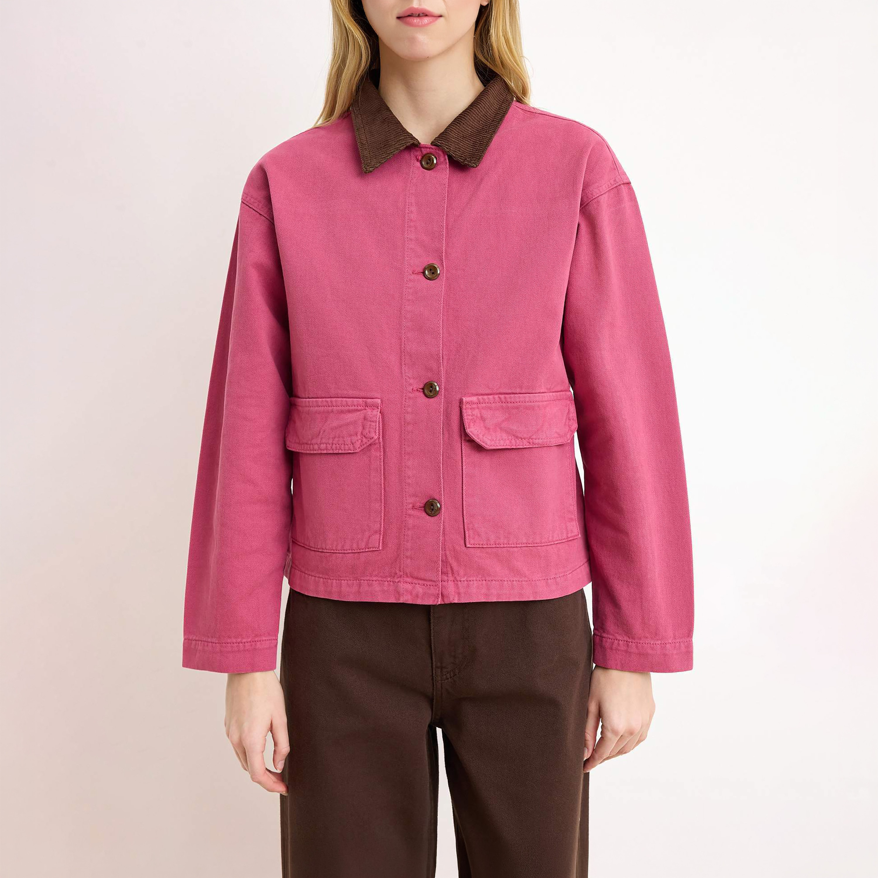 جاكيت جينز حريمي وردي من قماش قطن بياقة بلون متباين من تريندyol-women-winterwear-coatsandjackets-jackets-image-4