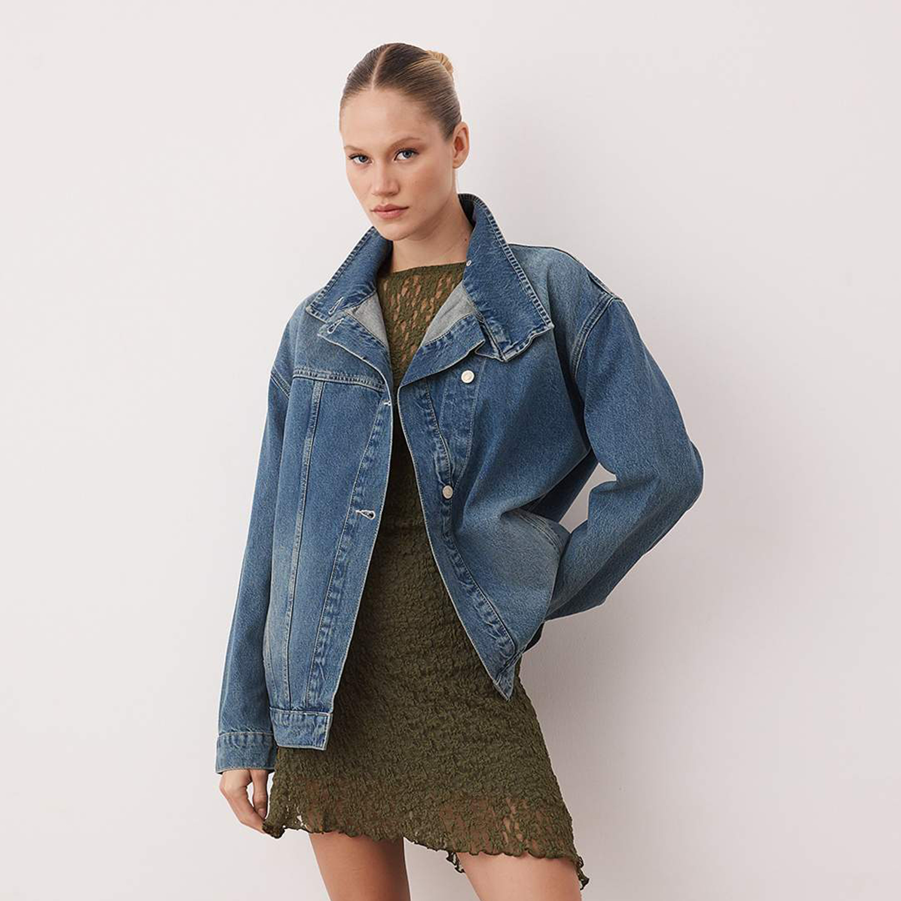 جاكيت جينز حريمي قطن بياقة مرتفعة وغسلة فاتحة باللون الأزرق من تريندyol ميلا-women-winterwear-coatsandjackets-jackets-image-1