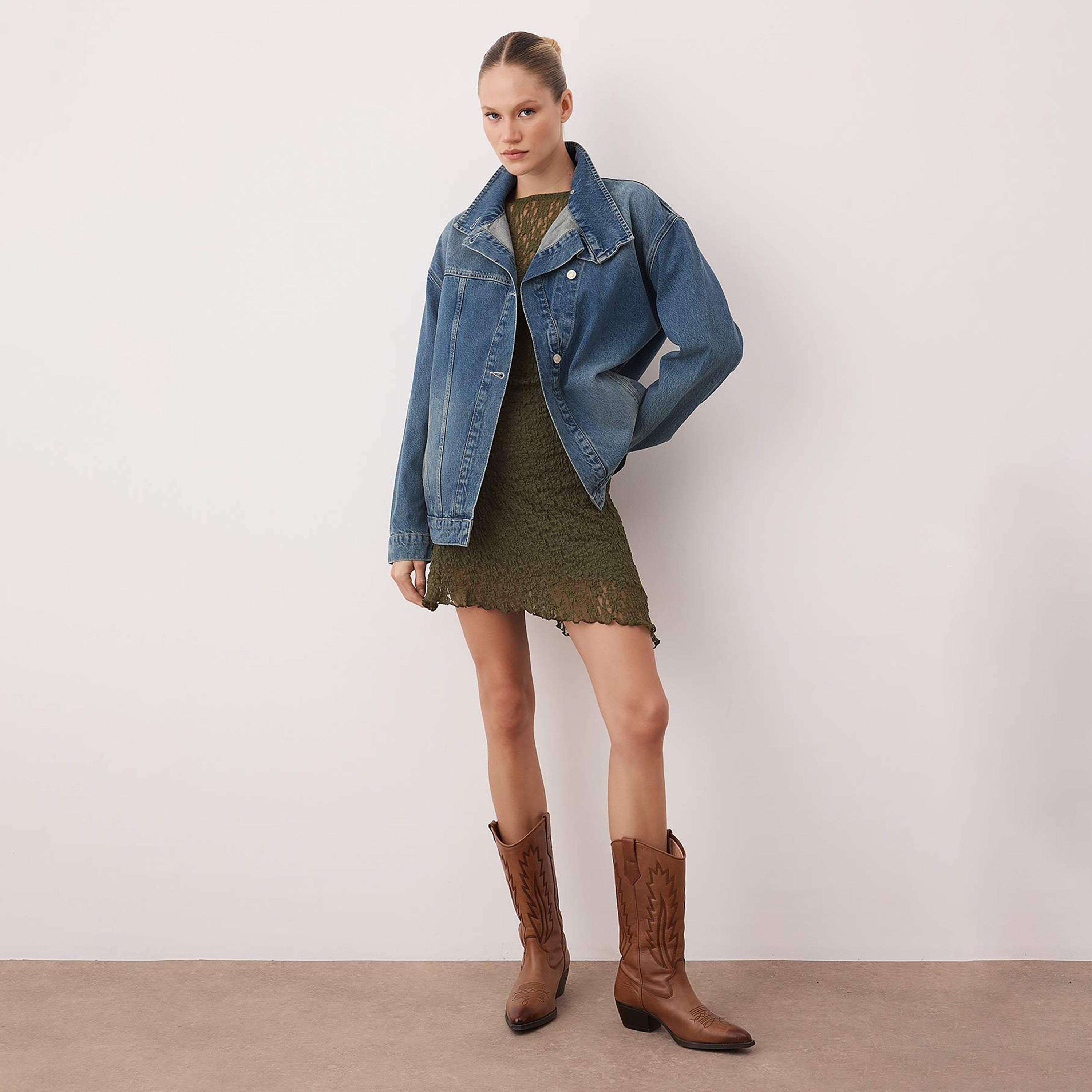 جاكيت جينز حريمي قطن بياقة مرتفعة وغسلة فاتحة باللون الأزرق من تريندyol ميلا-women-winterwear-coatsandjackets-jackets-image-2