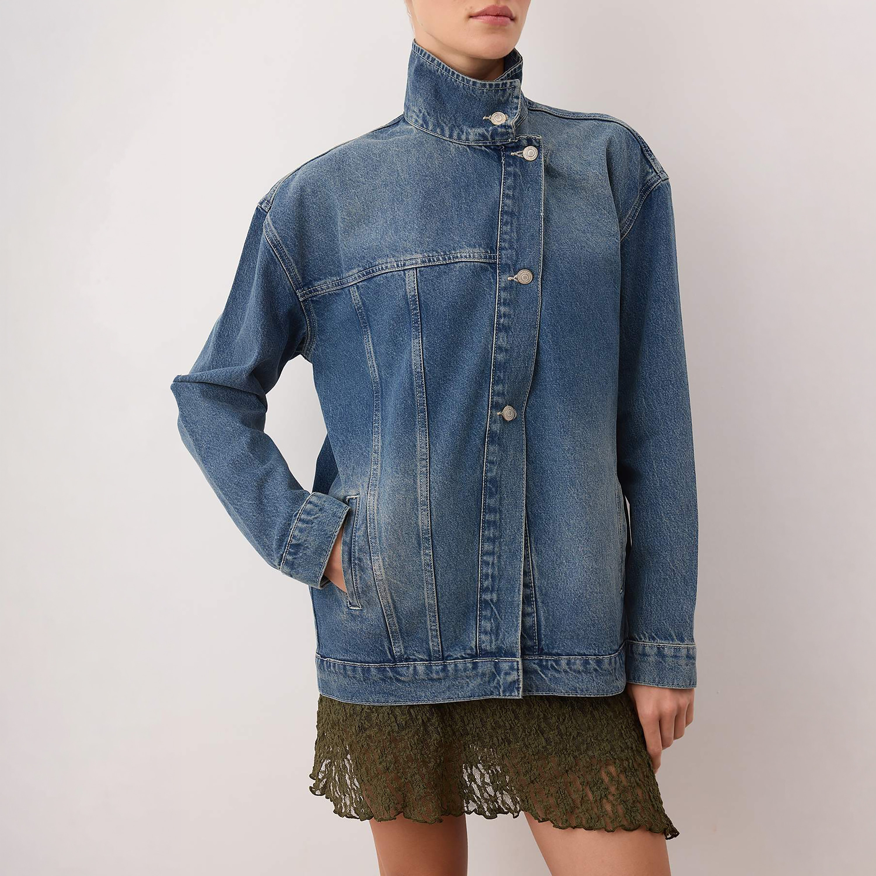 جاكيت جينز حريمي قطن بياقة مرتفعة وغسلة فاتحة باللون الأزرق من تريندyol ميلا-women-winterwear-coatsandjackets-jackets-image-5
