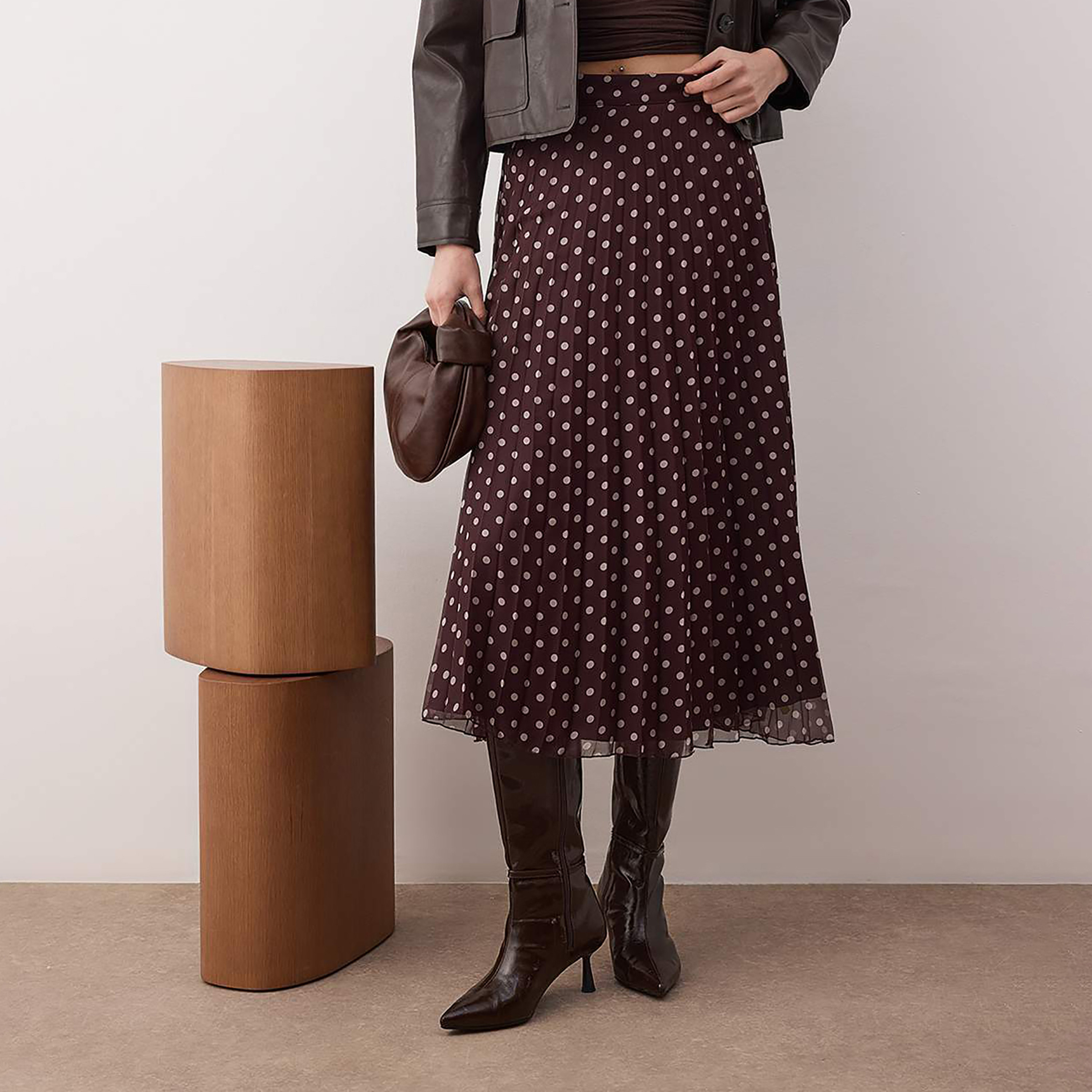 تنورة ميدي نسائية من الشيفون البني المنقط والمطوي على شكل حرف A-women-clothing-skirts-image-1