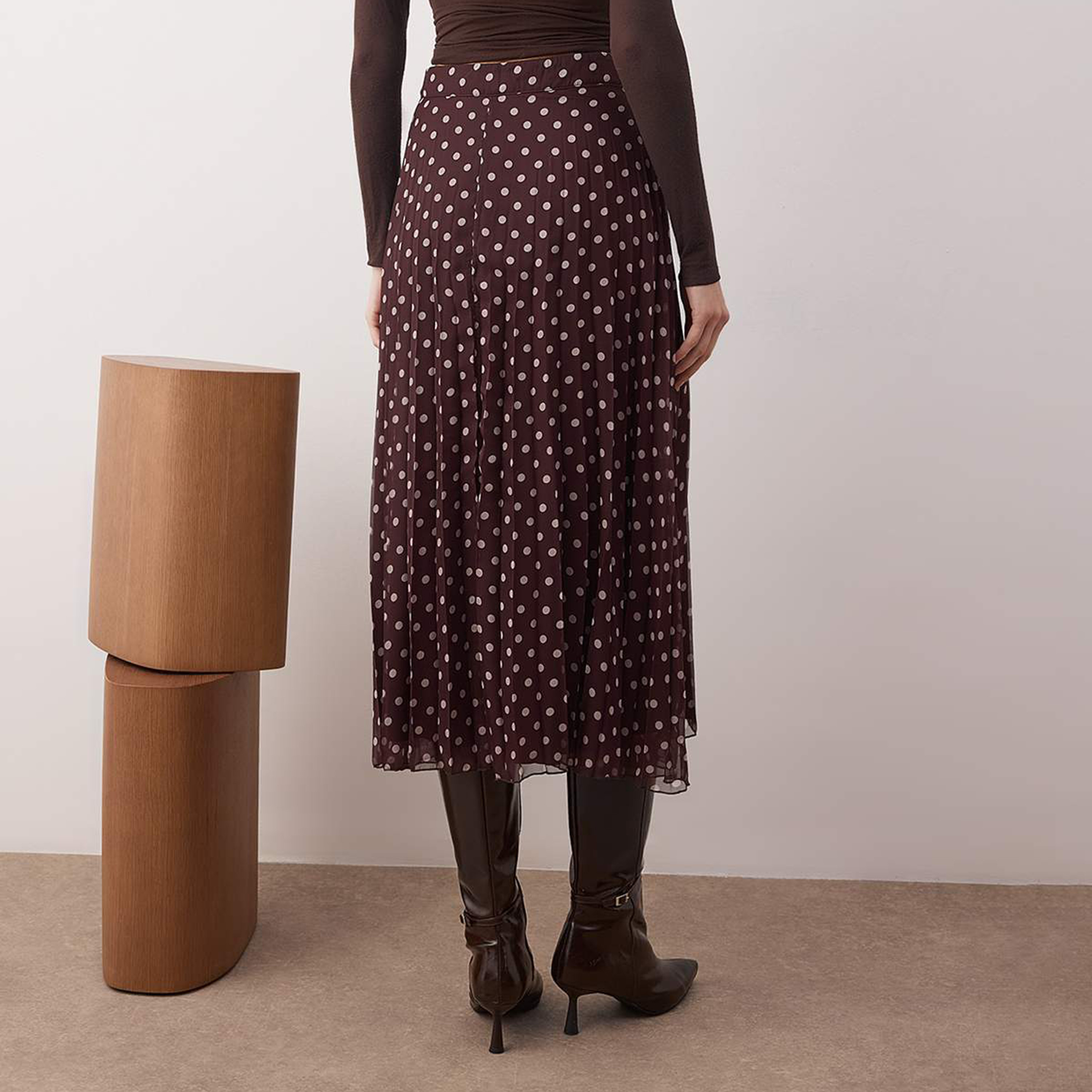 تنورة ميدي نسائية من الشيفون البني المنقط والمطوي على شكل حرف A-women-clothing-skirts-image-5