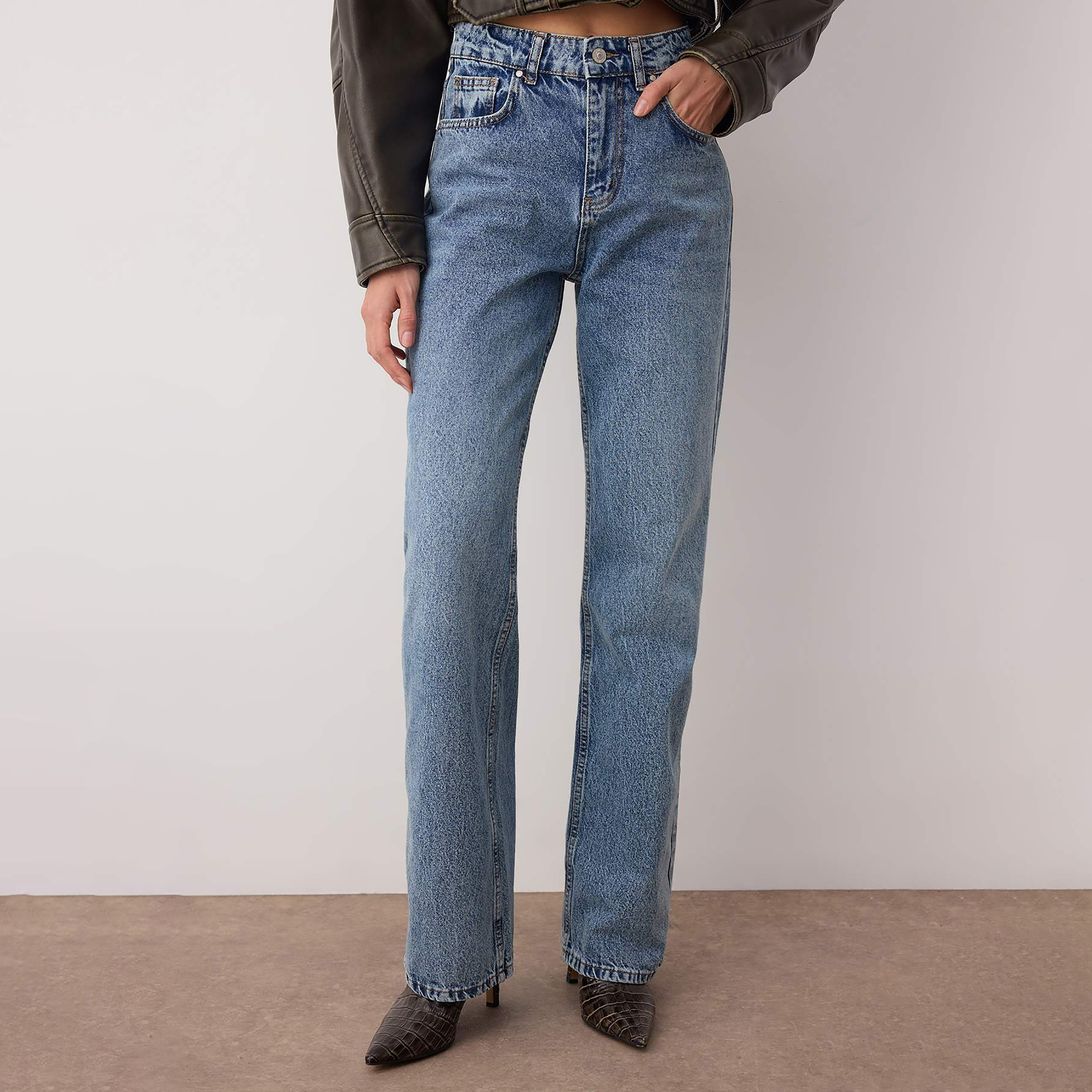 جينز حريمي بساق مستقيمة من القطن الأزرق من ترندyol ميلا-women-clothing-jeans-image-1