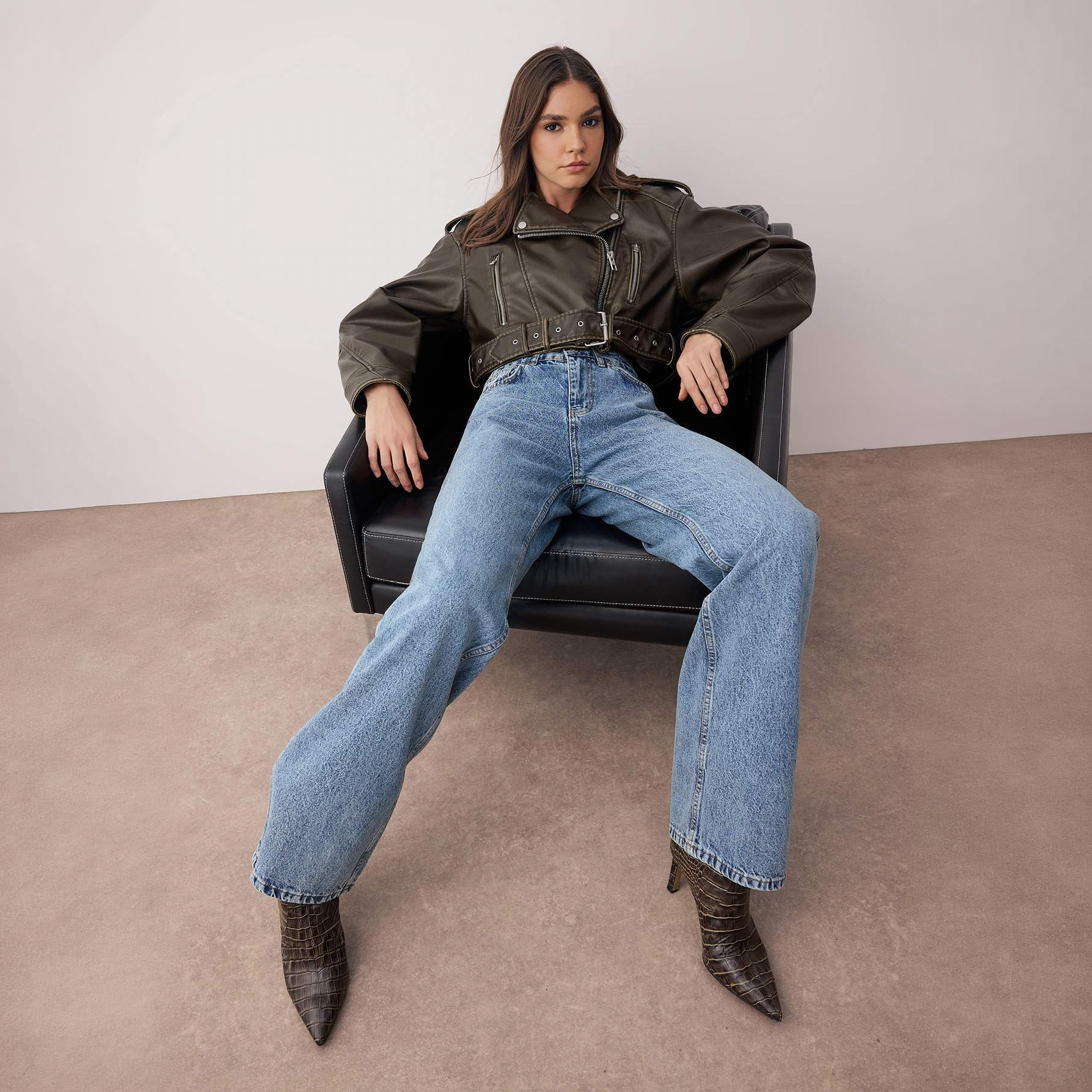 جينز حريمي بساق مستقيمة من القطن الأزرق من ترندyol ميلا-women-clothing-jeans-image-2