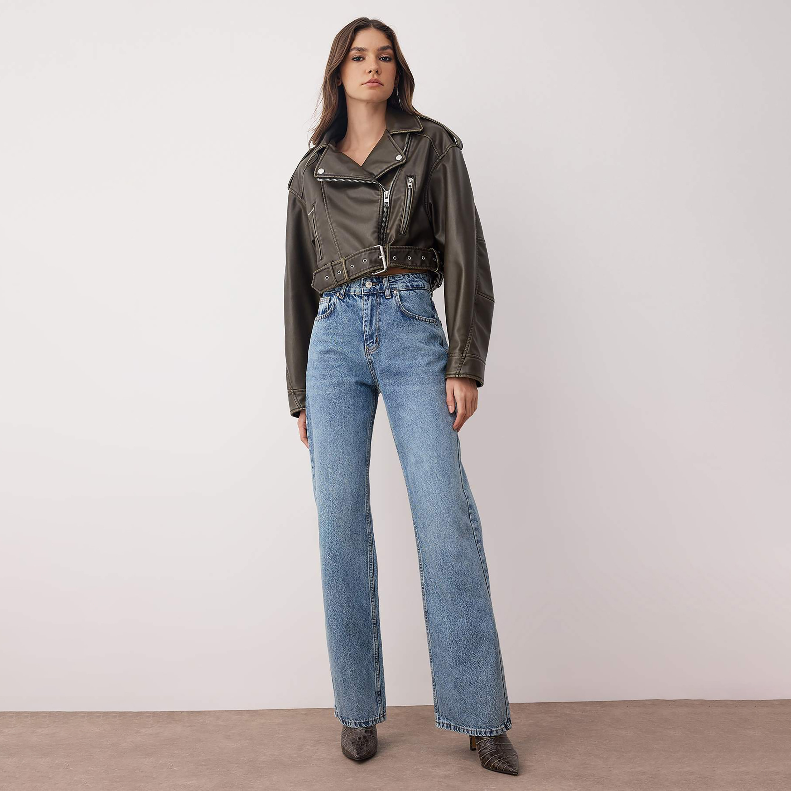 جينز حريمي بساق مستقيمة من القطن الأزرق من ترندyol ميلا-women-clothing-jeans-image-3