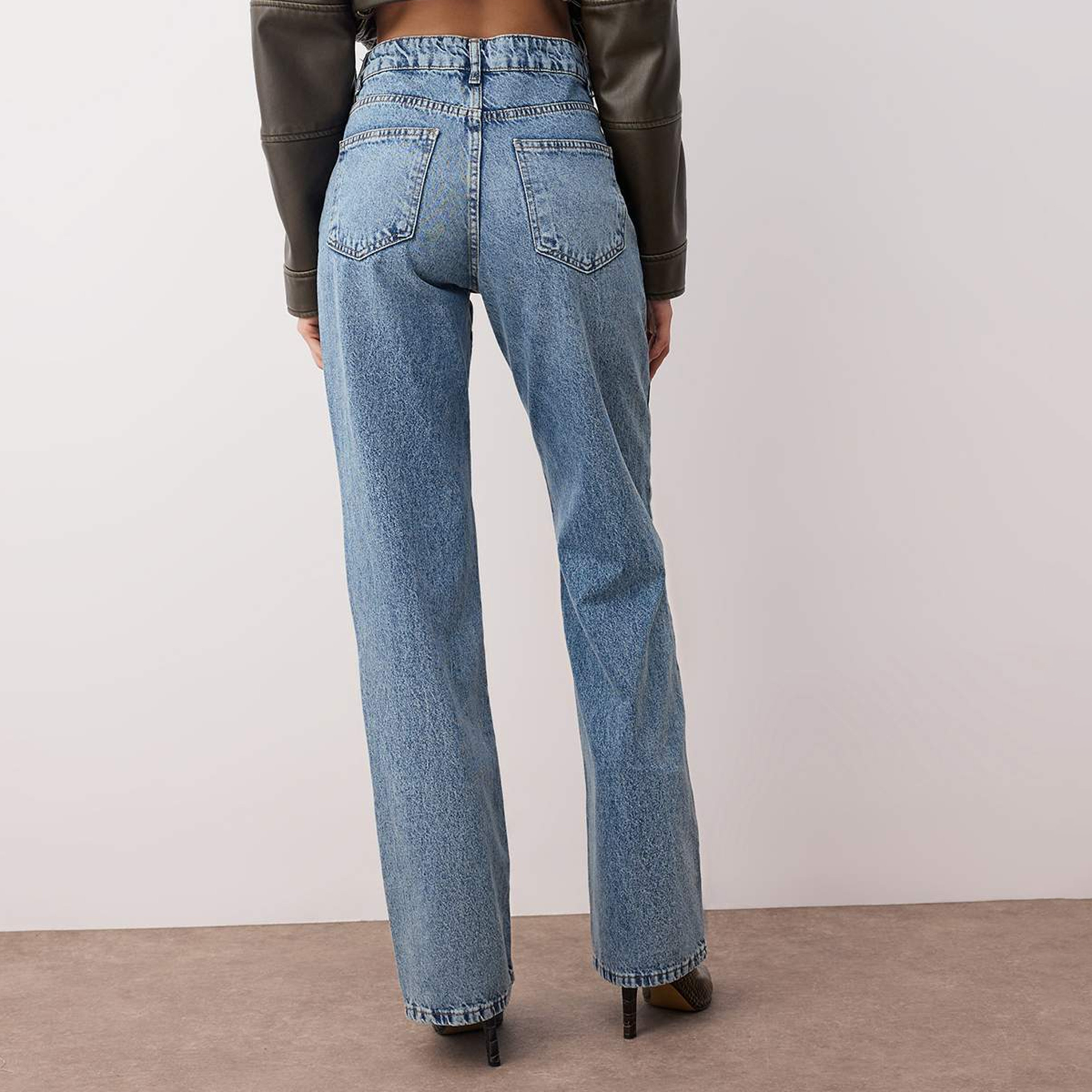 جينز حريمي بساق مستقيمة من القطن الأزرق من ترندyol ميلا-women-clothing-jeans-image-4